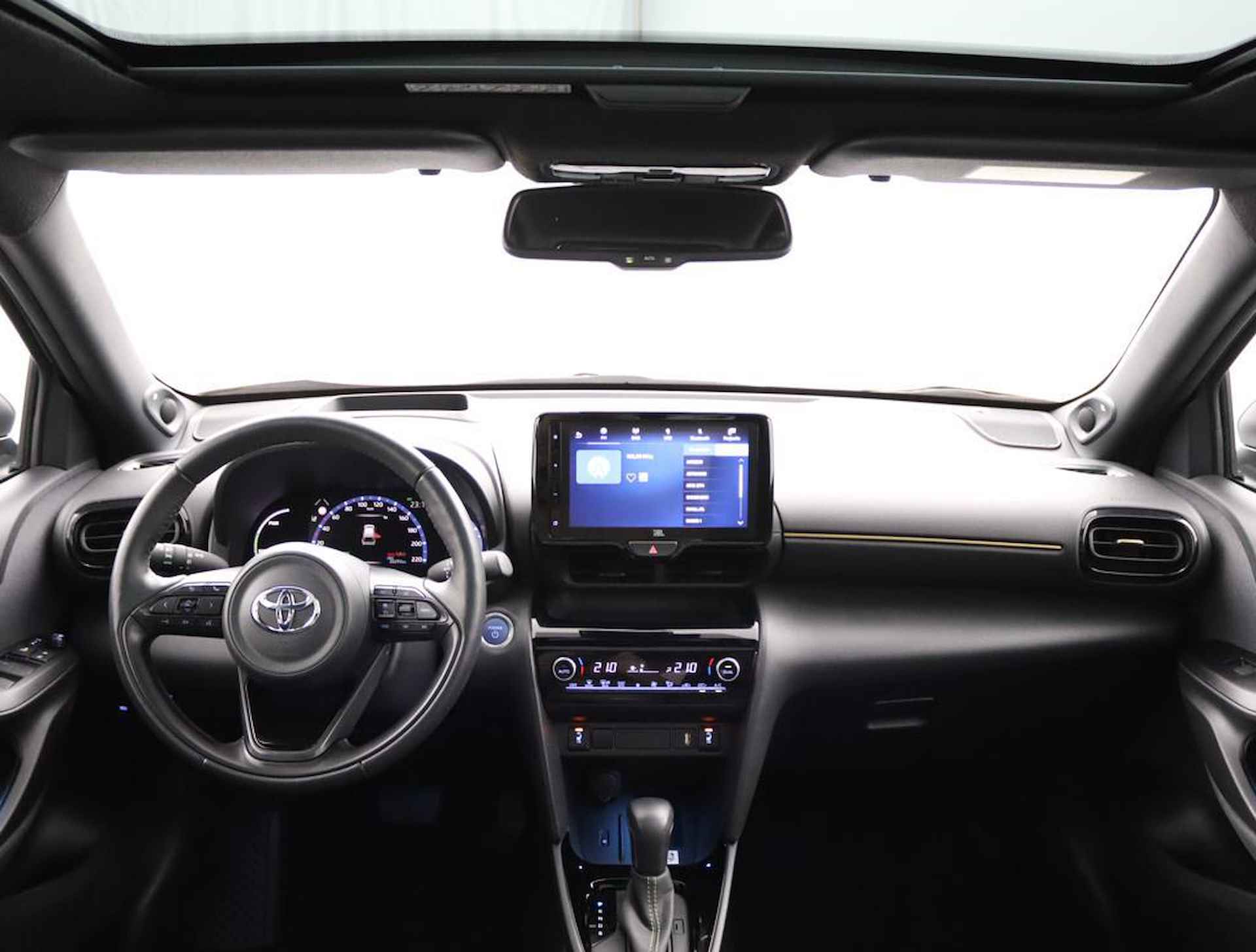 Toyota Yaris Cross 1.5 Hybrid Adventure | Panoramadak | Electrische achterklep | Navigatie | Head up display | - 4/61
