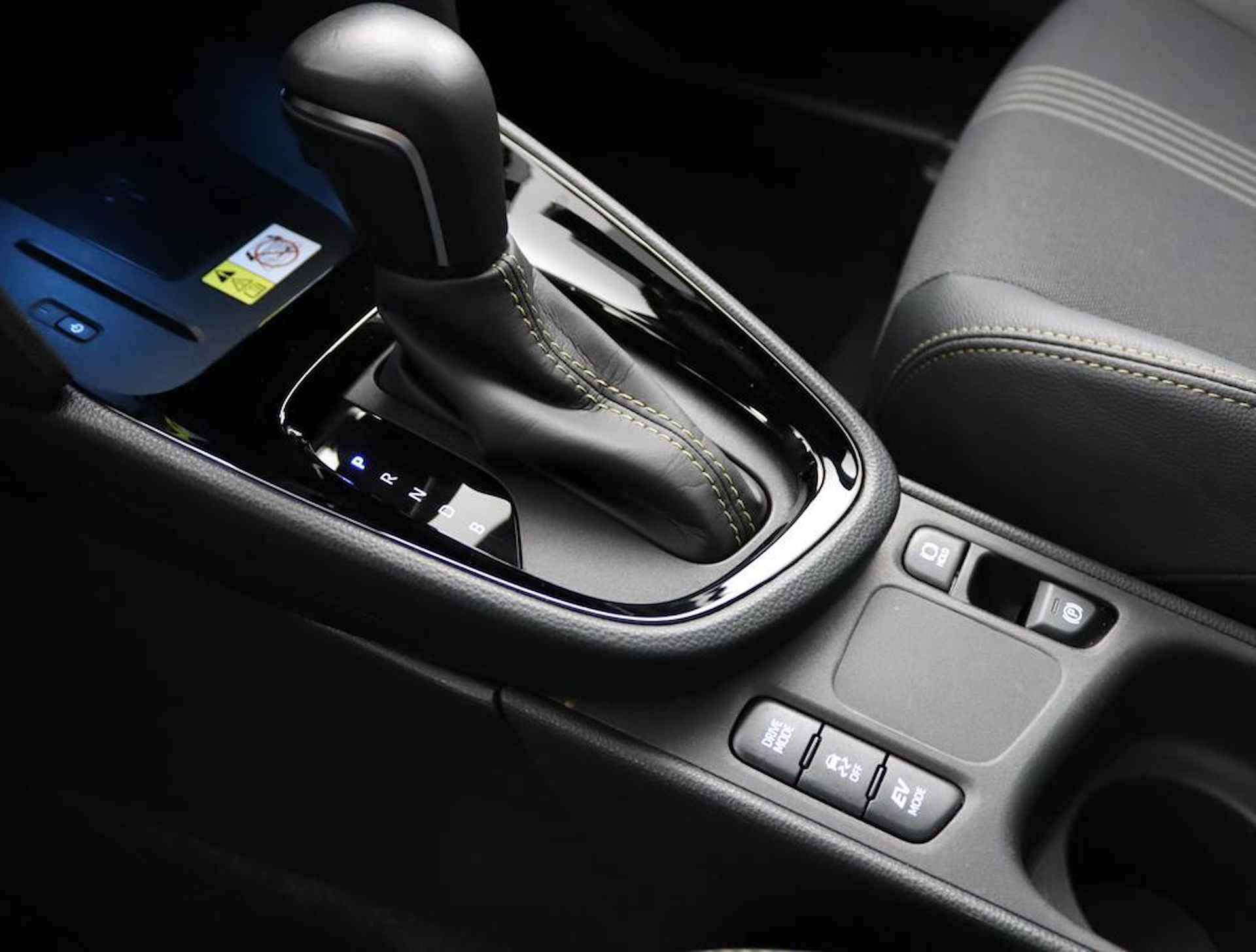Toyota Yaris Cross 1.5 Hybrid Adventure | Panoramadak | Electrische achterklep | Navigatie | Head up display | - 26/61