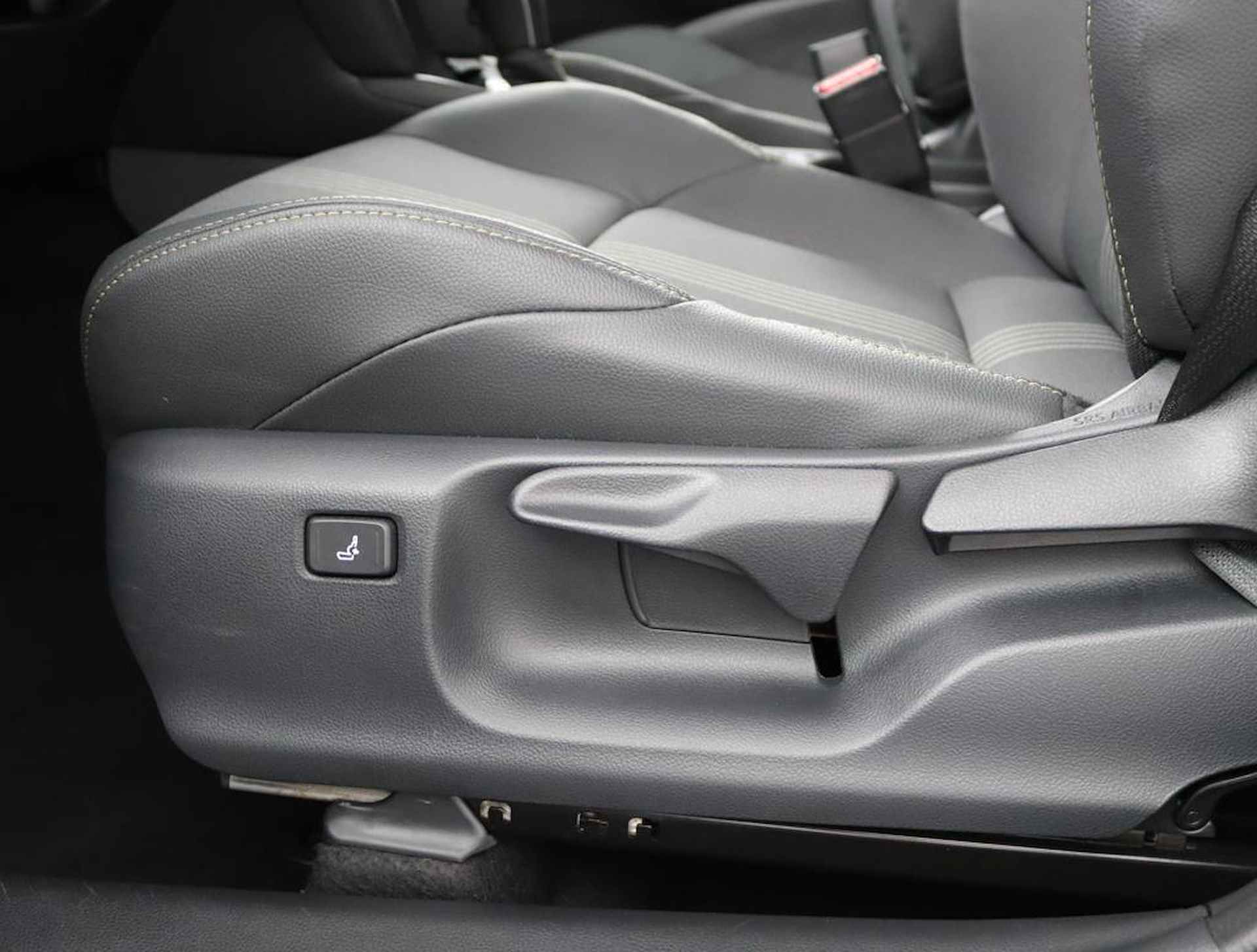 Toyota Yaris Cross 1.5 Hybrid Adventure | Panoramadak | Electrische achterklep | Navigatie | Head up display | - 43/61