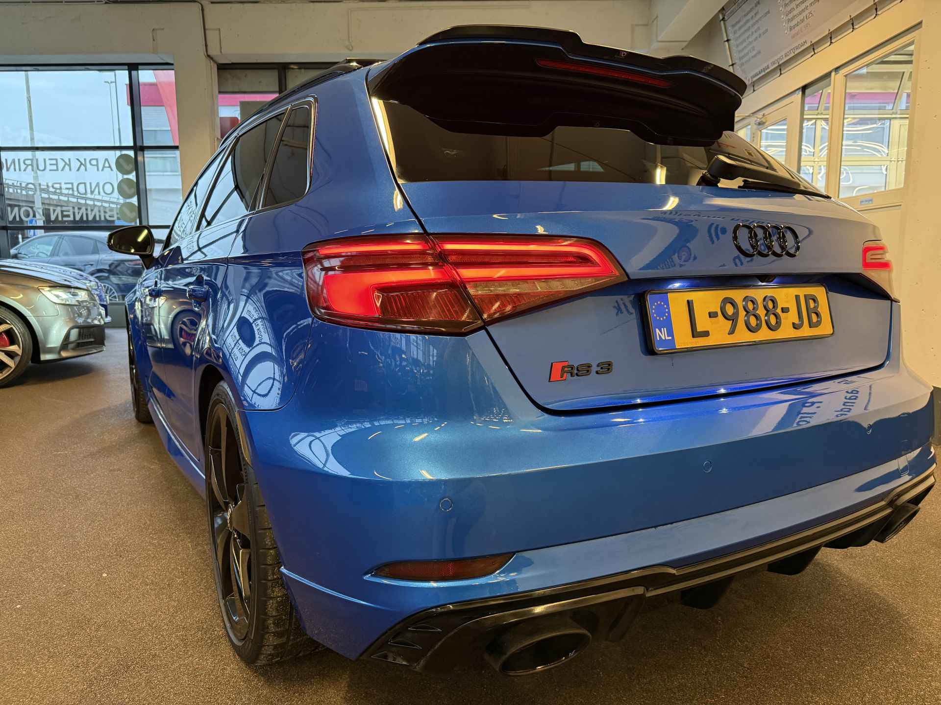 Audi RS3 Sportback 2.5 TFSI RS 3 quattro | Panoramadak | RS Kuipstoelen | Digital dashboard | Bang&Olufsen | Adaptieve cruise control | Apple carpl - 33/37