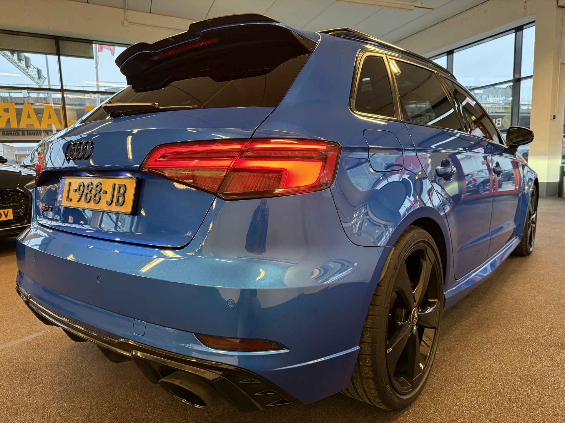 Audi RS3 Sportback 2.5 TFSI RS 3 quattro | Panoramadak | RS Kuipstoelen | Digital dashboard | Bang&Olufsen | Adaptieve cruise control | Apple carpl - 35/37