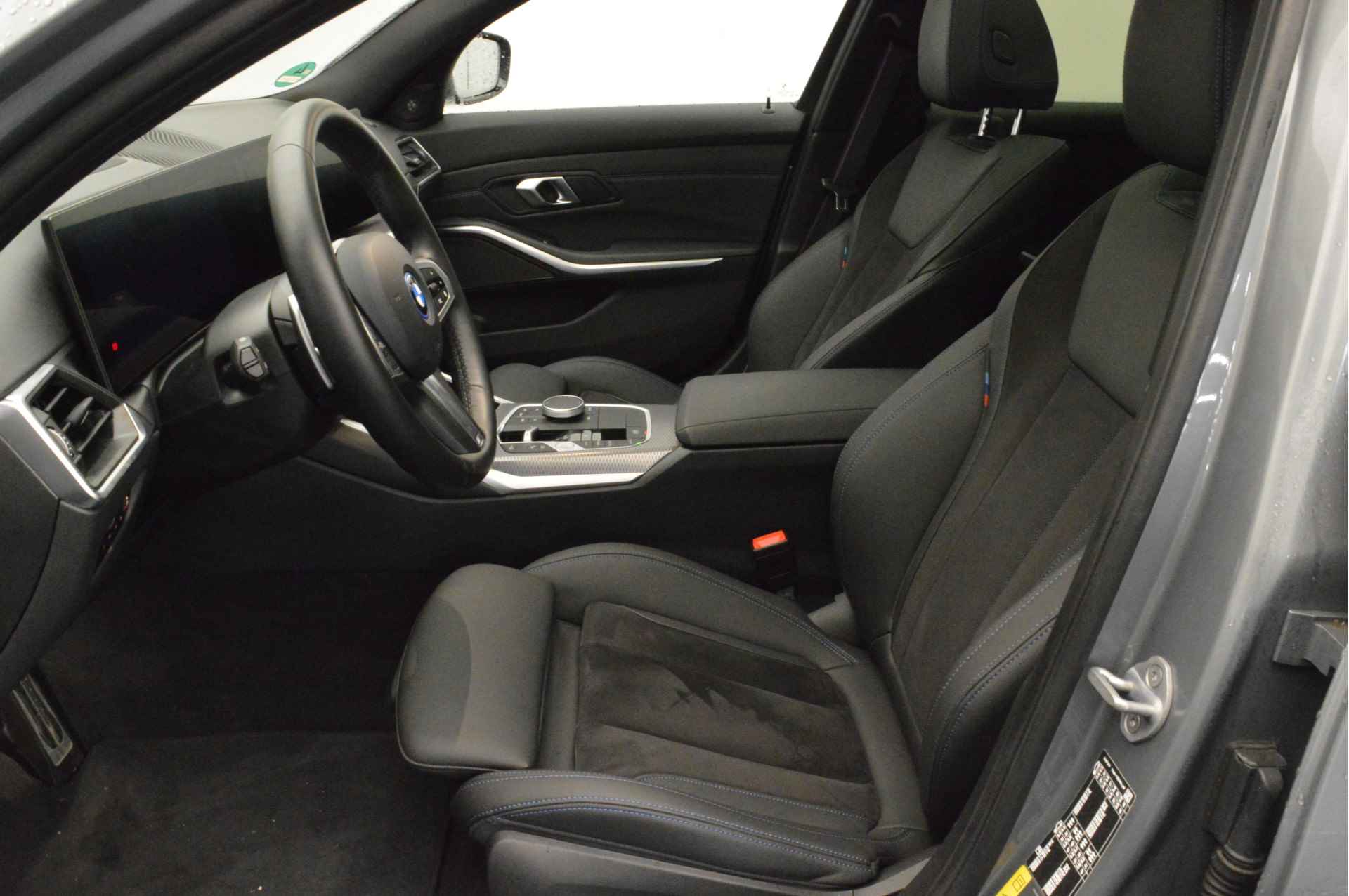 BMW 3 Serie Touring 330e High Executive M Sport Automaat / Panoramadak / Sportstoelen / Stoelverwarming / Adaptieve LED / Parking Assistant / Harman Kardon / Live Cockpit Professional - 7/27