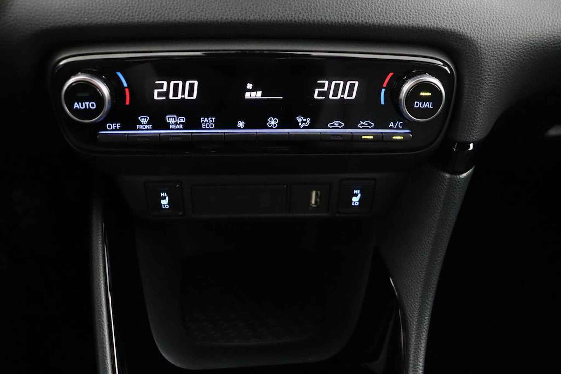 Toyota Yaris 1.5 Hybrid Executive | Two-Tone | Apple Carplay/Android Auto |Half leder\stof | - 7/47