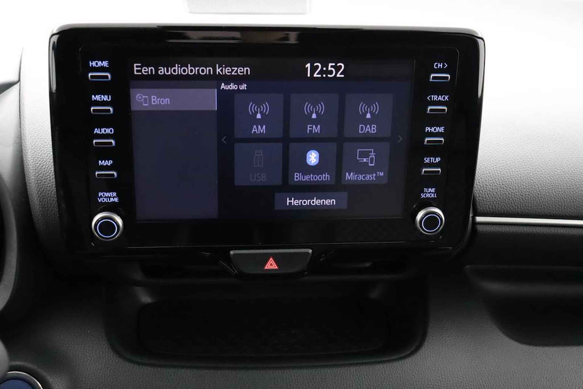 Toyota Yaris 1.5 Hybrid Executive | Two-Tone | Apple Carplay/Android Auto |Half leder\stof | - 45/47