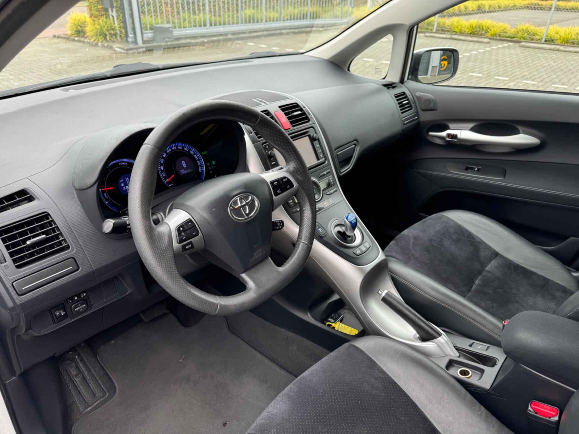 Toyota Auris 1.8 Full Hybrid Executive - 10/30