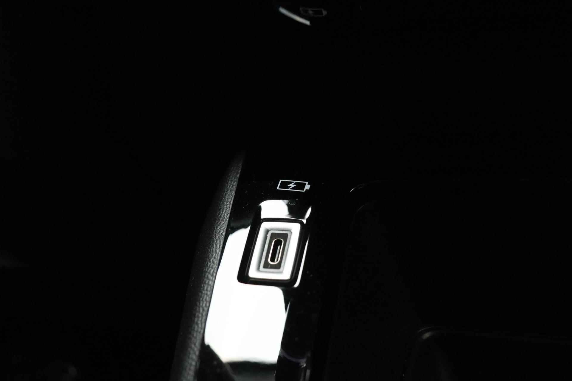 Peugeot e-2008 EV Allure 50 kWh 100% Elektrisch  | 3-Fase | Camera | Cruise Control | Airco | Start/stop | Lichtmetalen velgen | Snel leverbaar | Voorraad - 28/36
