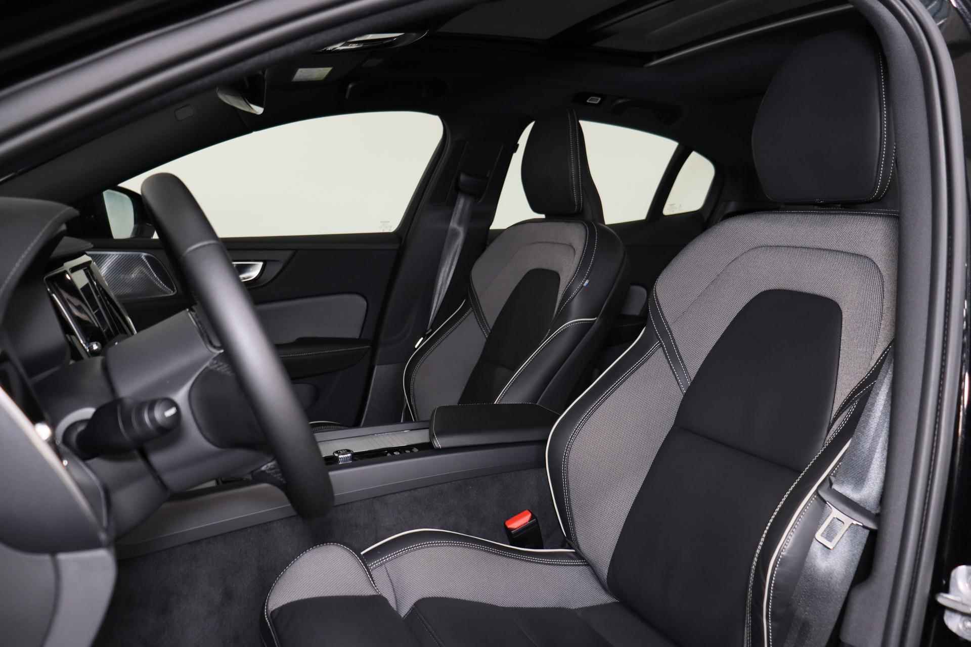 Volvo S60 B5 AWD Ultimate Dark - Panorama/schuifdak - IntelliSafe Assist & Surround - 360º Camera - Verwarmde voorstoelen, stuur & achterbank - Parkeersensoren voor & achter - Elektr. bedienb. voorstoelen met geheugen - Draadloze tel. lader - Head up display - 19' LMV - 22/26