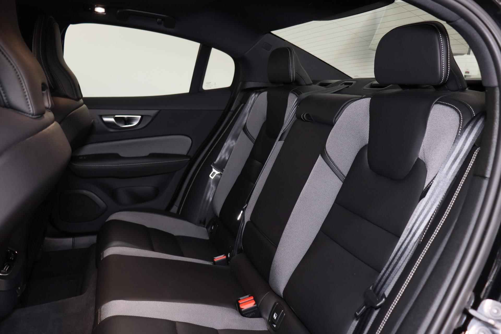 Volvo S60 B5 AWD Ultimate Dark - Panorama/schuifdak - IntelliSafe Assist & Surround - 360º Camera - Verwarmde voorstoelen, stuur & achterbank - Parkeersensoren voor & achter - Elektr. bedienb. voorstoelen met geheugen - Draadloze tel. lader - Head up display - 19' LMV - 24/26