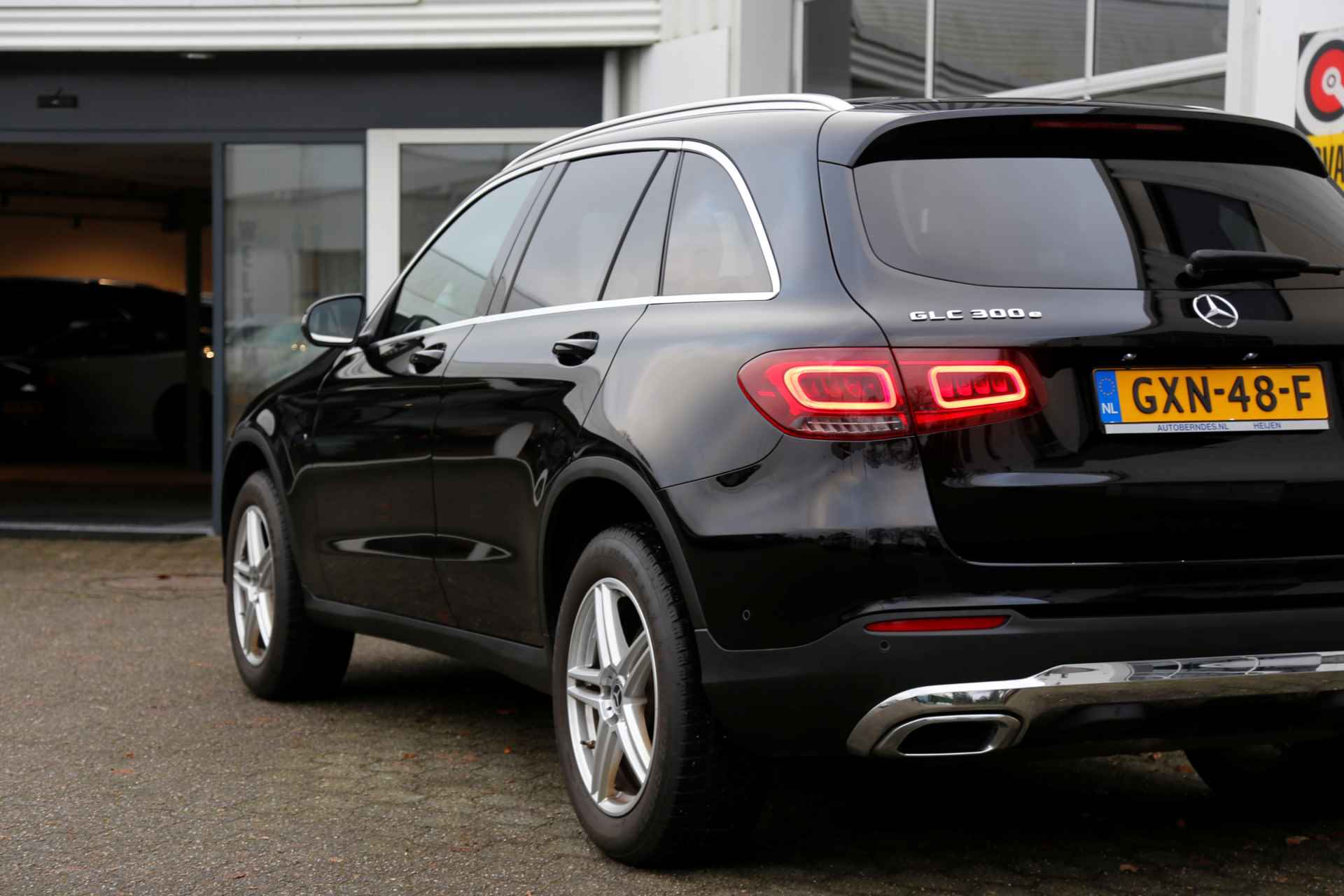 Mercedes-Benz GLC 300e 4MATIC PHEV Plug in hybride*BTW*1ste Eig*Perfect Onderh.*Elek. Trekhaak/Act. Remass./Parkeerass./LED/Stoelverw./Cruise-Cont - 28/59