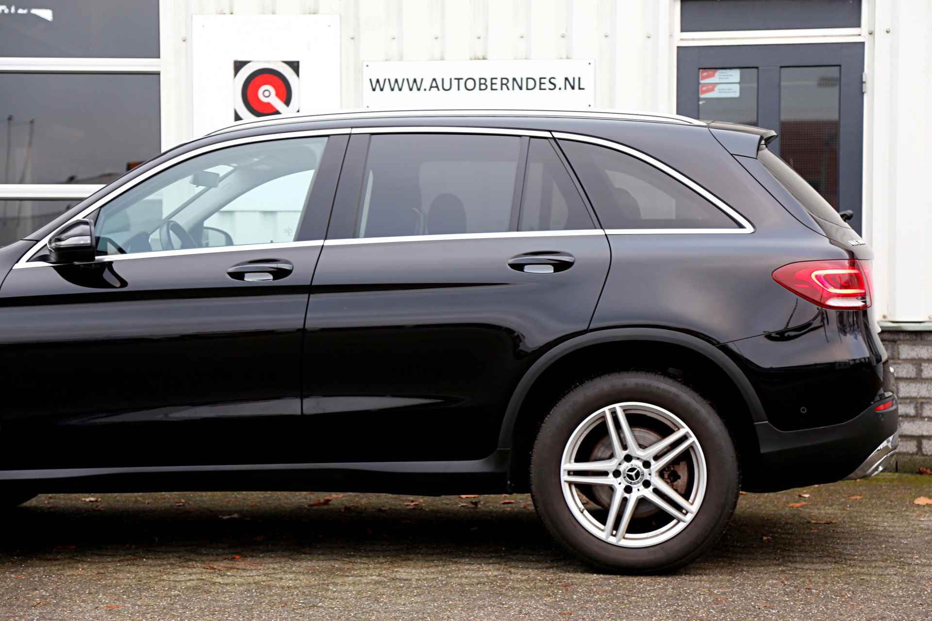 Mercedes-Benz GLC 300e 4MATIC PHEV Plug in hybride*BTW*1ste Eig*Perfect Onderh.*Elek. Trekhaak/Act. Remass./Parkeerass./LED/Stoelverw./Cruise-Cont - 45/59