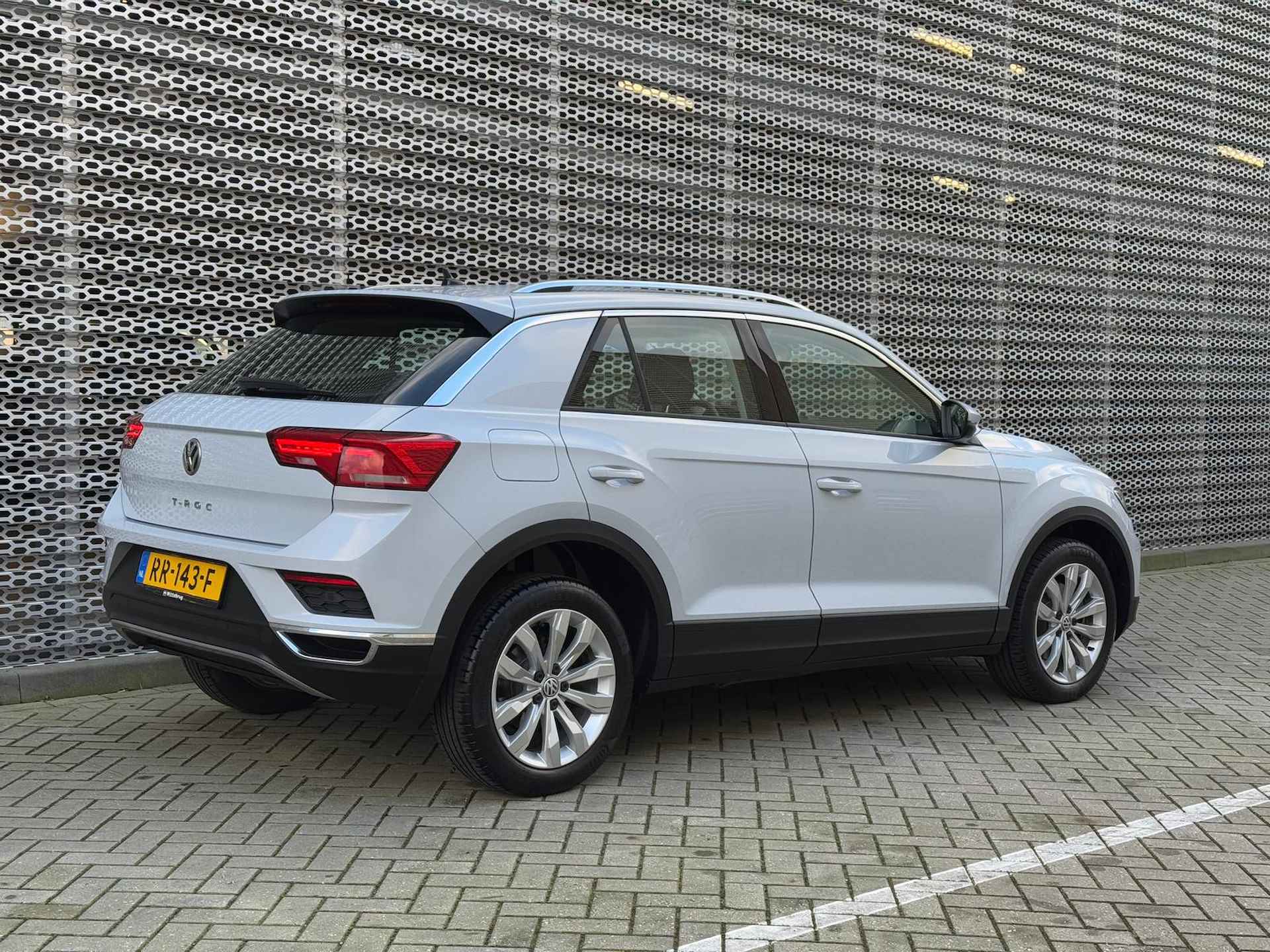 Volkswagen T-Roc 1.0 TSI Style / Parkeersensoren V+A / Alarmsysteem / 17" LMV / Navigatie / Adaptive Cruise Control - 8/29