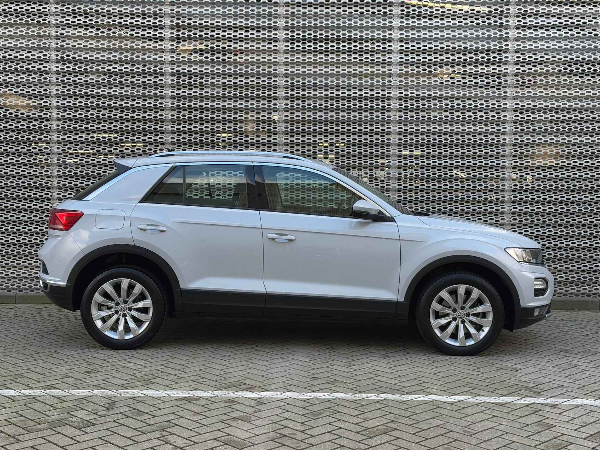 Volkswagen T-Roc 1.0 TSI Style / Parkeersensoren V+A / Alarmsysteem / 17" LMV / Navigatie / Adaptive Cruise Control - 9/29