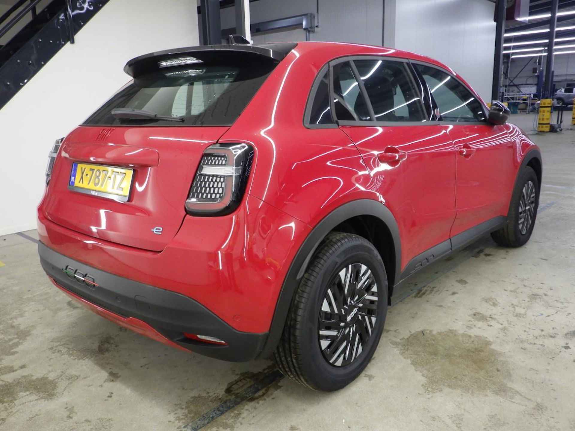 Fiat 600E RED 54 kWh 3 Fase VOORRAAD-ACTIE! €2000 SUBSIDIE! | Navigatie by App | Parkeersensoren | Draadloos Apple Carplay & Android Auto - 4/19