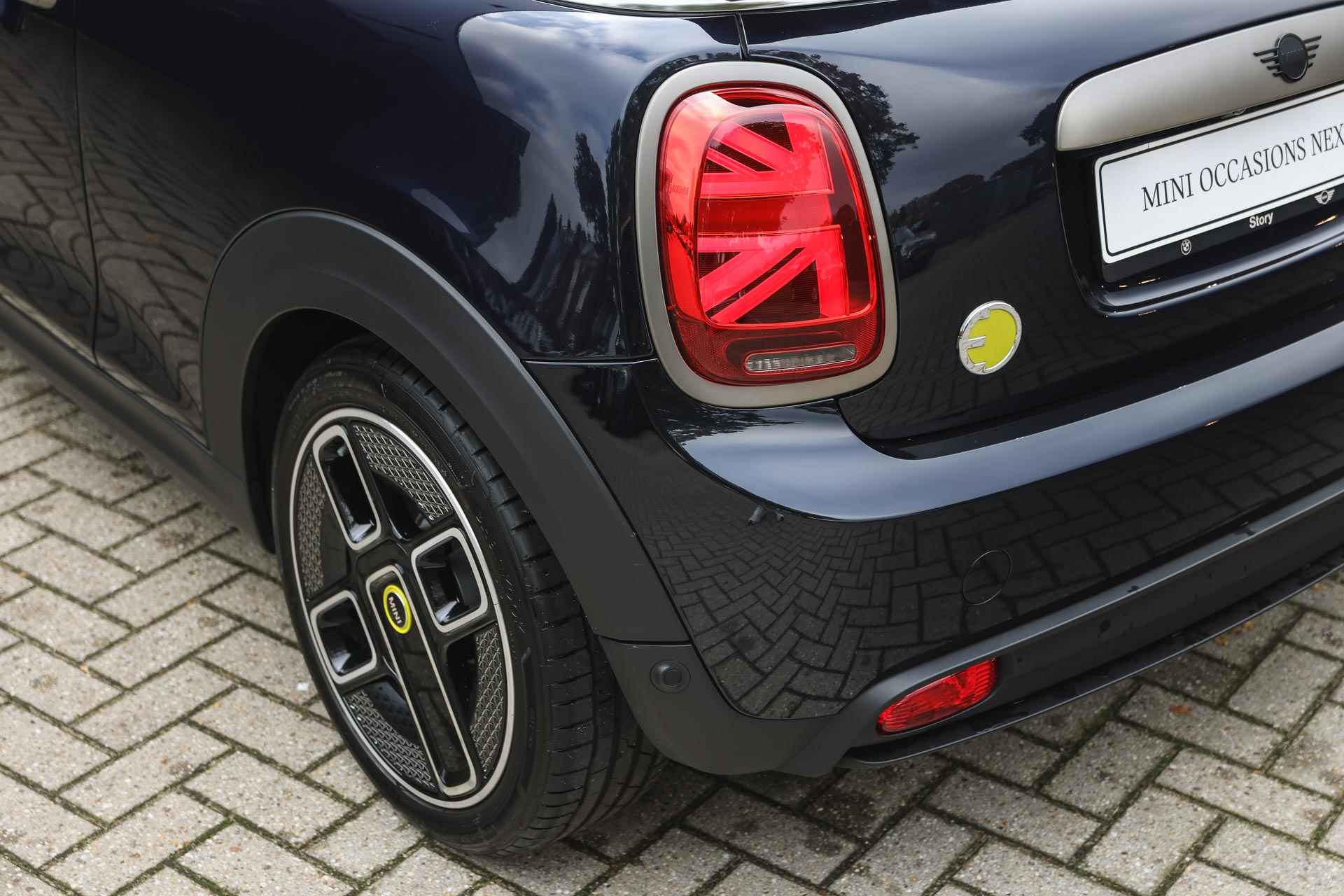 MINI Electric Cabrio MINI Yours / Achteruitrijcamera / 	Adaptieve LED / Sportstoelen / Active Cruise Control / Comfort Access / Park Assistant - 35/37