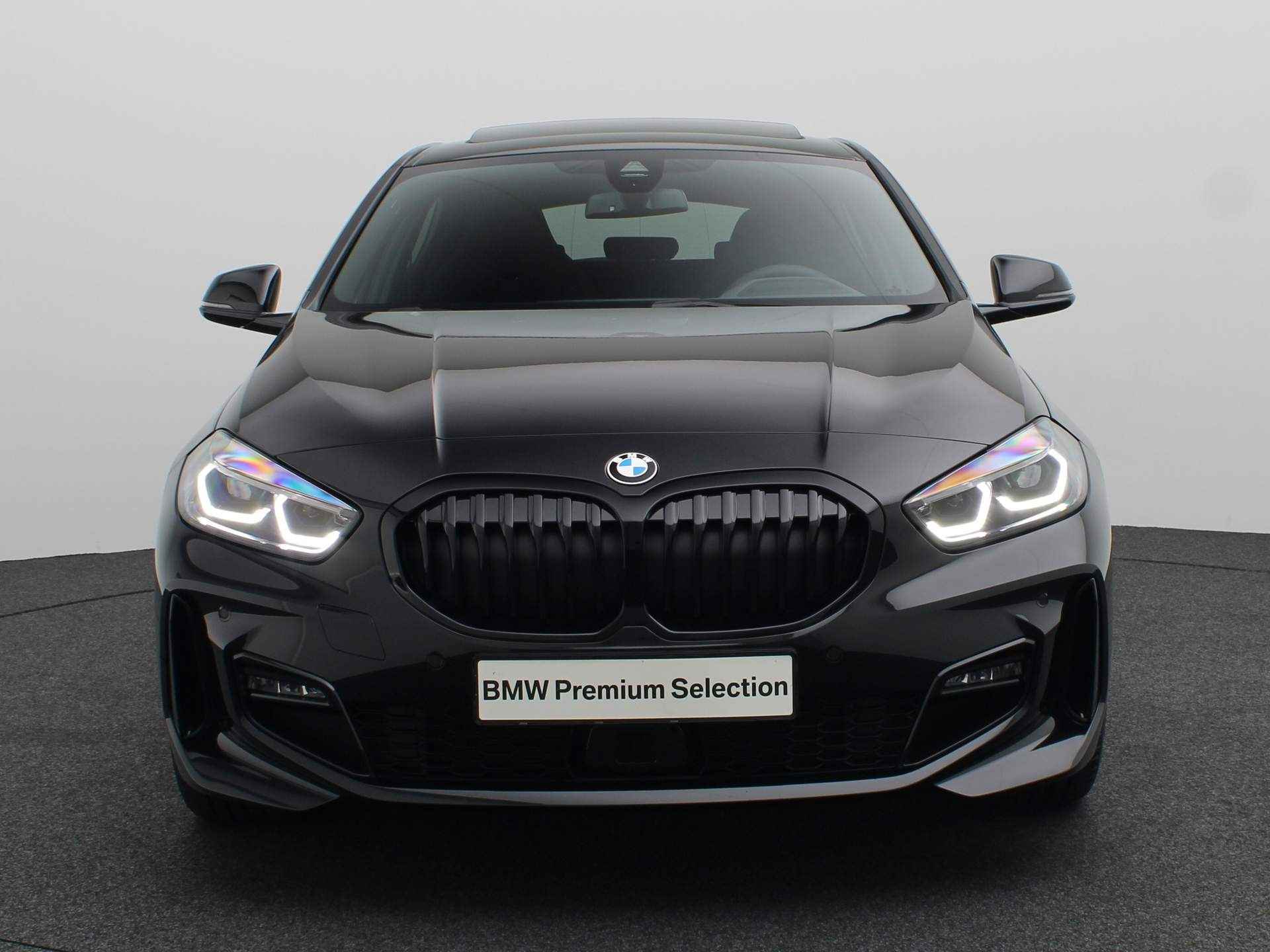 BMW 1 Serie 5-deurs 118i / Panoramadak / Harman Kardon / Active Cruise Control / Head-Up Display - 3/23