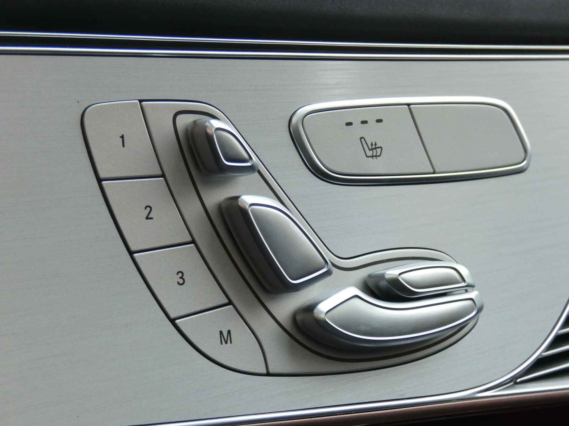 Mercedes-Benz EQC 400 4MATIC AMG Line 80 kWh | Luchtvering | Schuif-/Kanteldak | Trekhaak | 360 Camera - 34/79