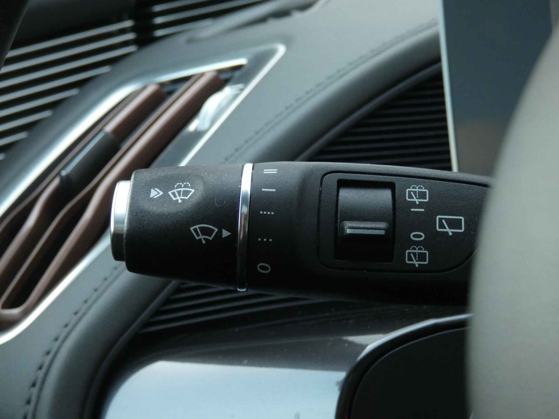 Mercedes-Benz EQC 400 4MATIC AMG Line 80 kWh | Luchtvering | Schuif-/Kanteldak | Trekhaak | 360 Camera - 39/80