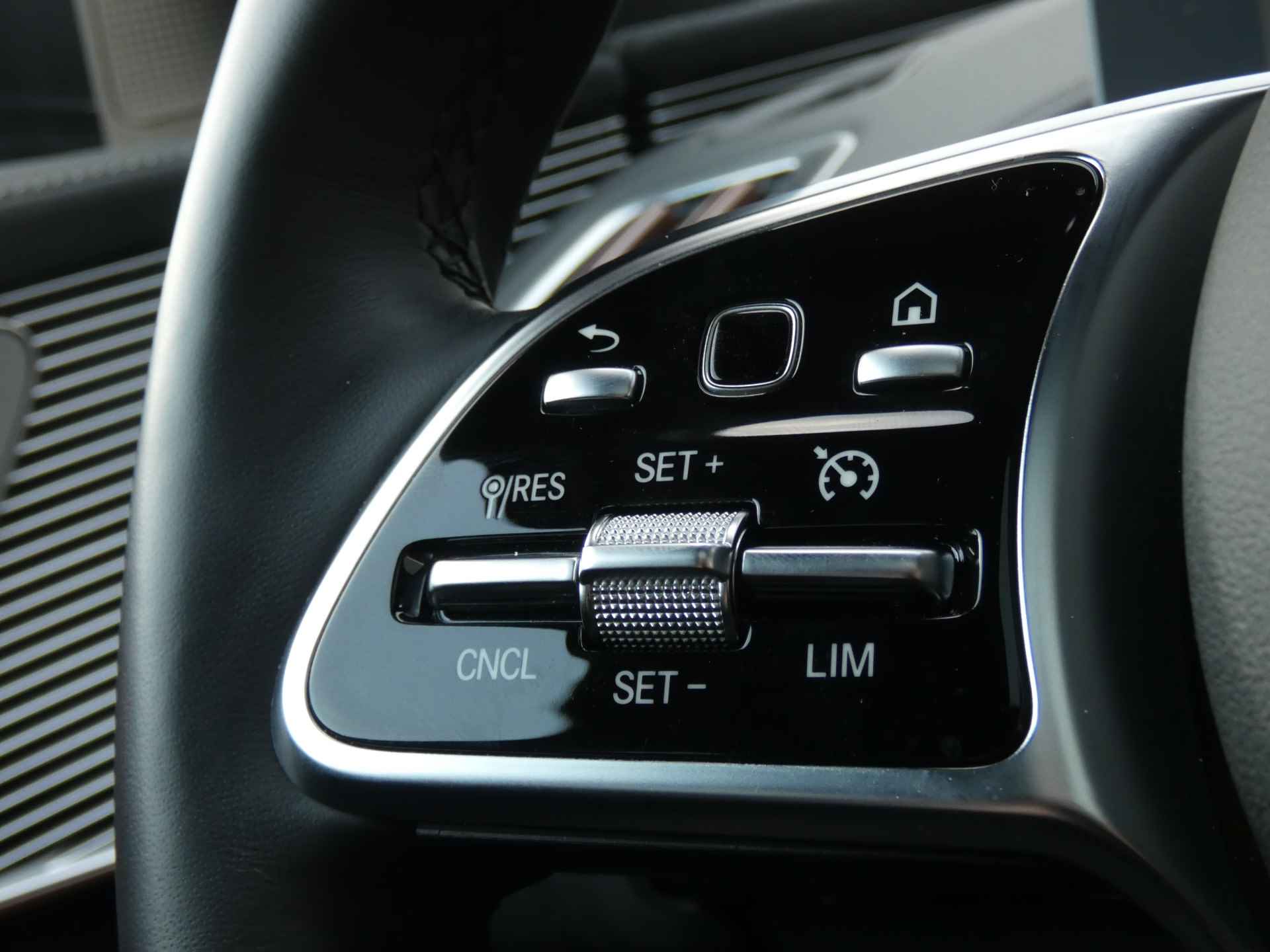 Mercedes-Benz EQC 400 4MATIC AMG Line 80 kWh | Luchtvering | Schuif-/Kanteldak | Trekhaak | 360 Camera - 44/80
