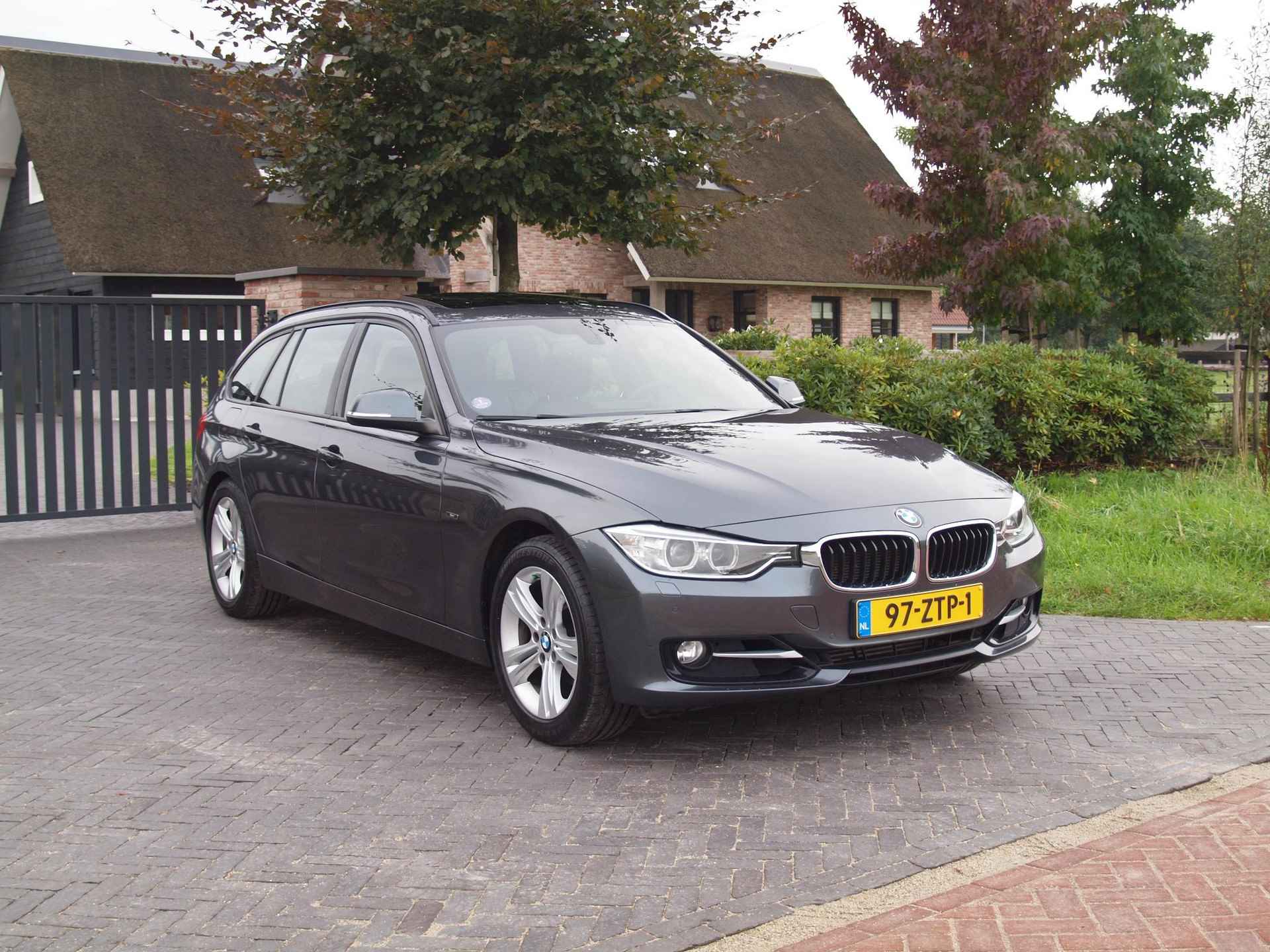 BMW 3-serie Touring 320i Upgrade Edition | 66.000 KM | Harman Kardon | Panoramadak | Trekhaak | Automaat | Lederen Bekleding | - 4/31