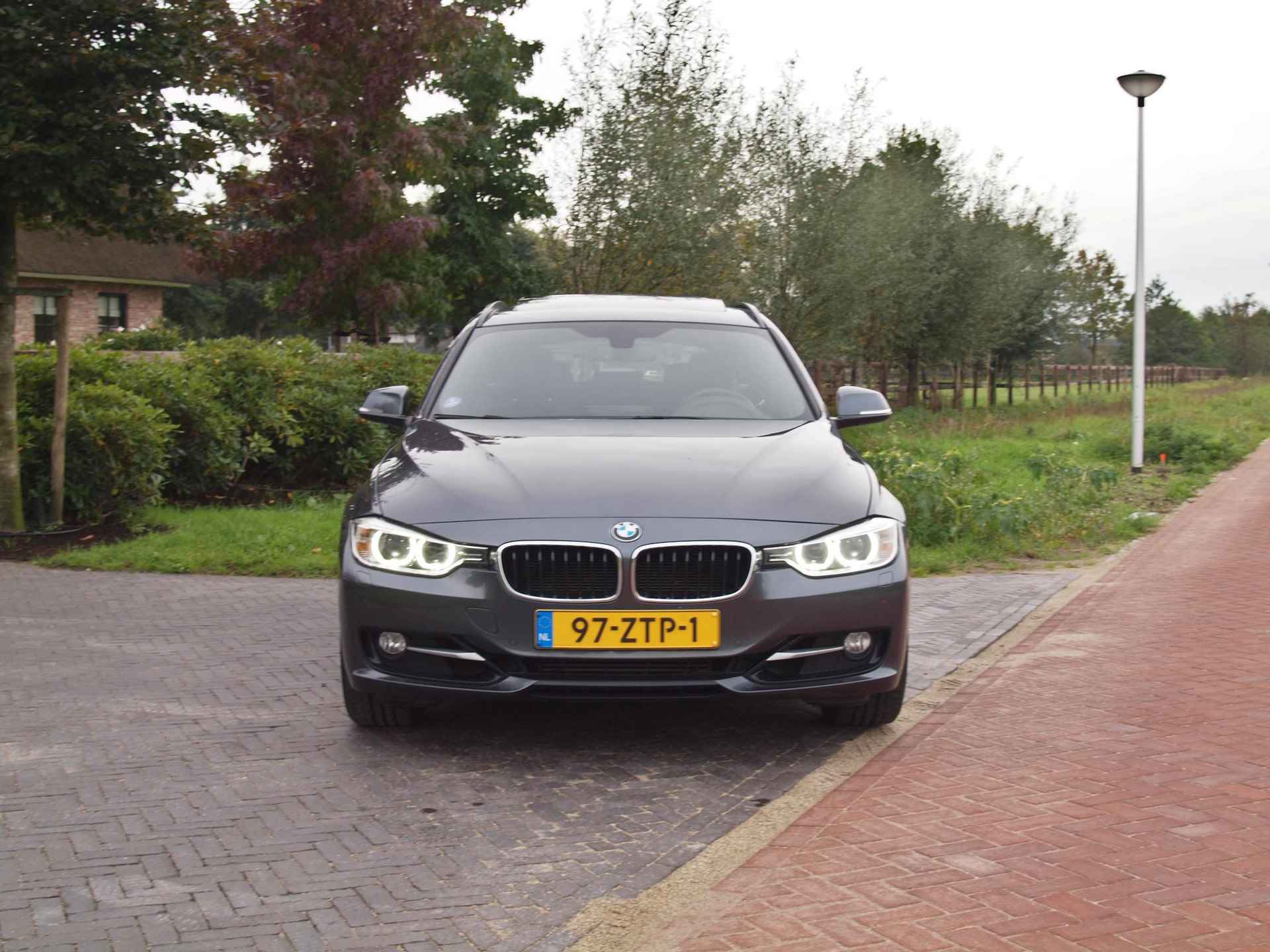 BMW 3-serie Touring 320i Upgrade Edition | 66.000 KM | Harman Kardon | Panoramadak | Trekhaak | Automaat | Lederen Bekleding | - 5/31