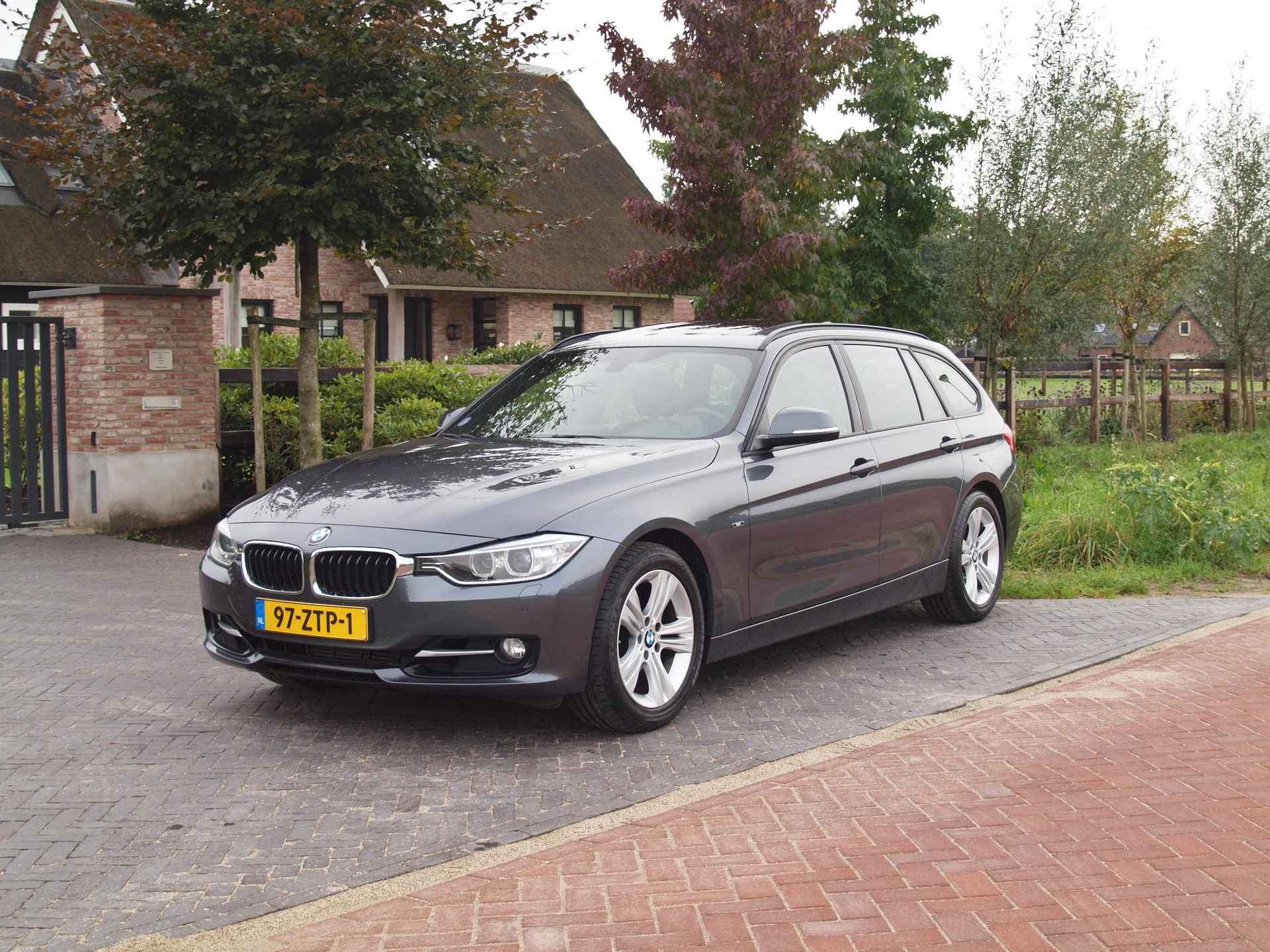 BMW 3-serie Touring 320i Upgrade Edition | 66.000 KM | Harman Kardon | Panoramadak | Trekhaak | Automaat | Lederen Bekleding | - 6/31