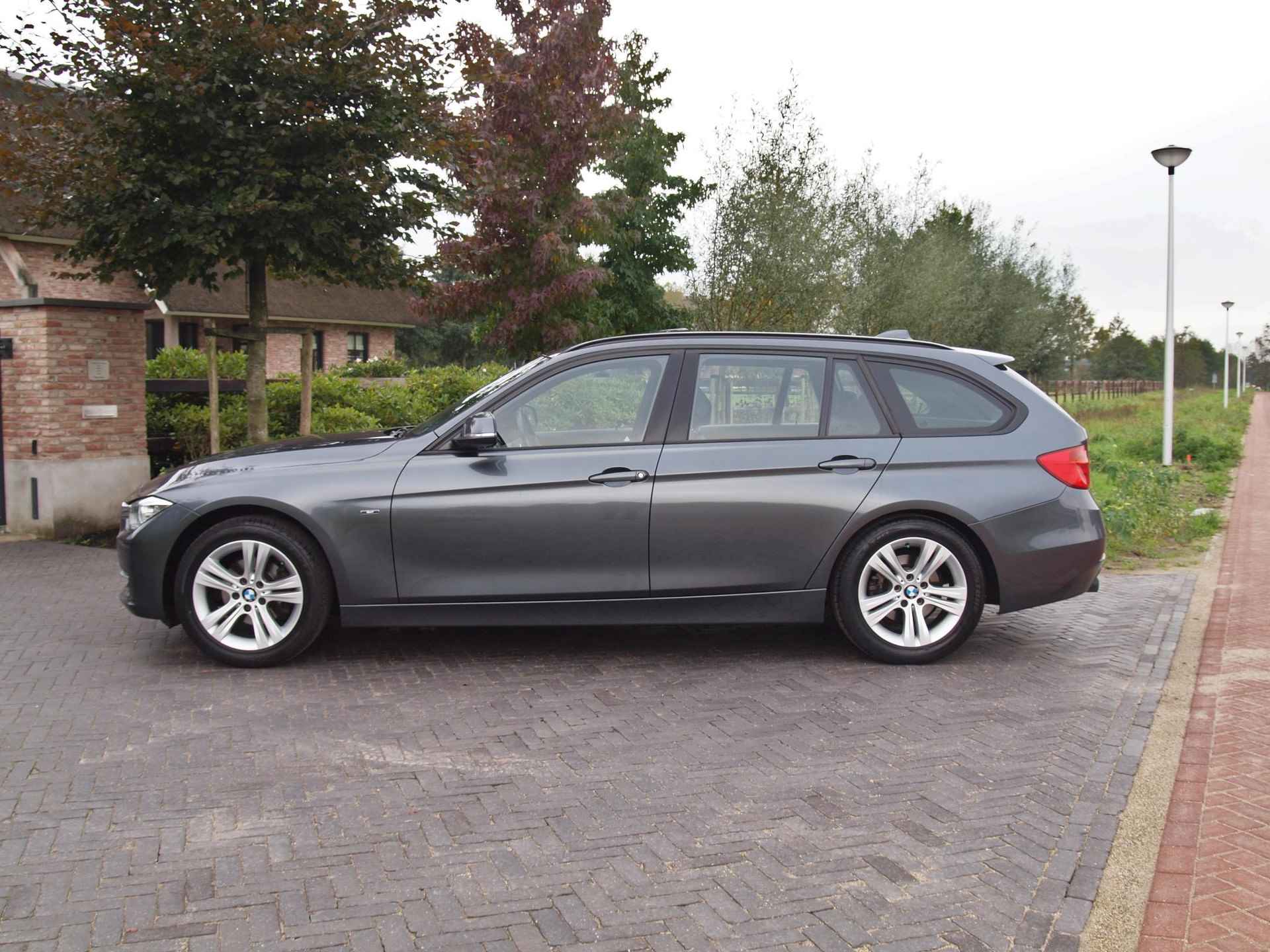 BMW 3-serie Touring 320i Upgrade Edition | 66.000 KM | Harman Kardon | Panoramadak | Trekhaak | Automaat | Lederen Bekleding | - 7/31