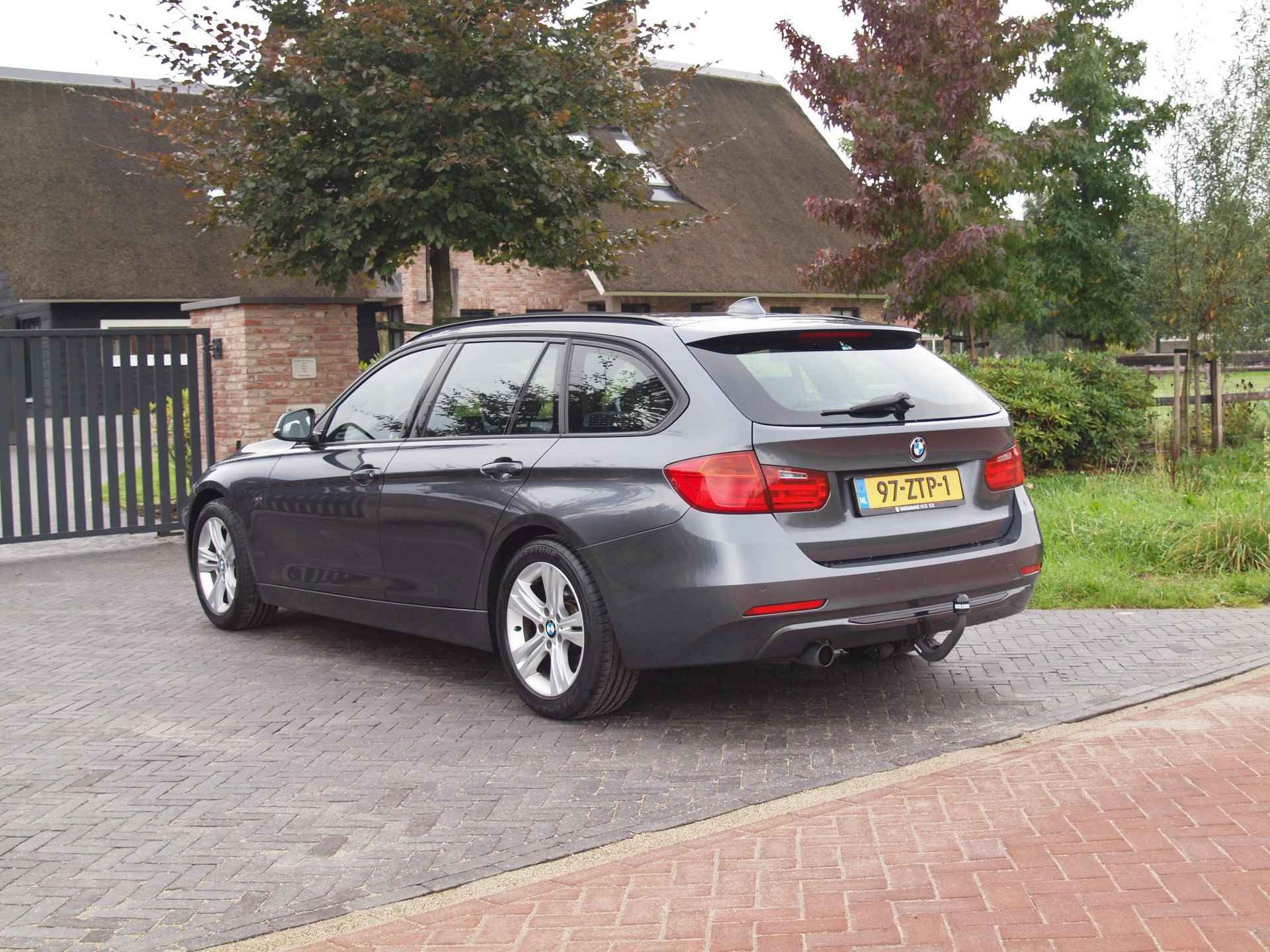 BMW 3-serie Touring 320i Upgrade Edition | 66.000 KM | Harman Kardon | Panoramadak | Trekhaak | Automaat | Lederen Bekleding | - 8/31