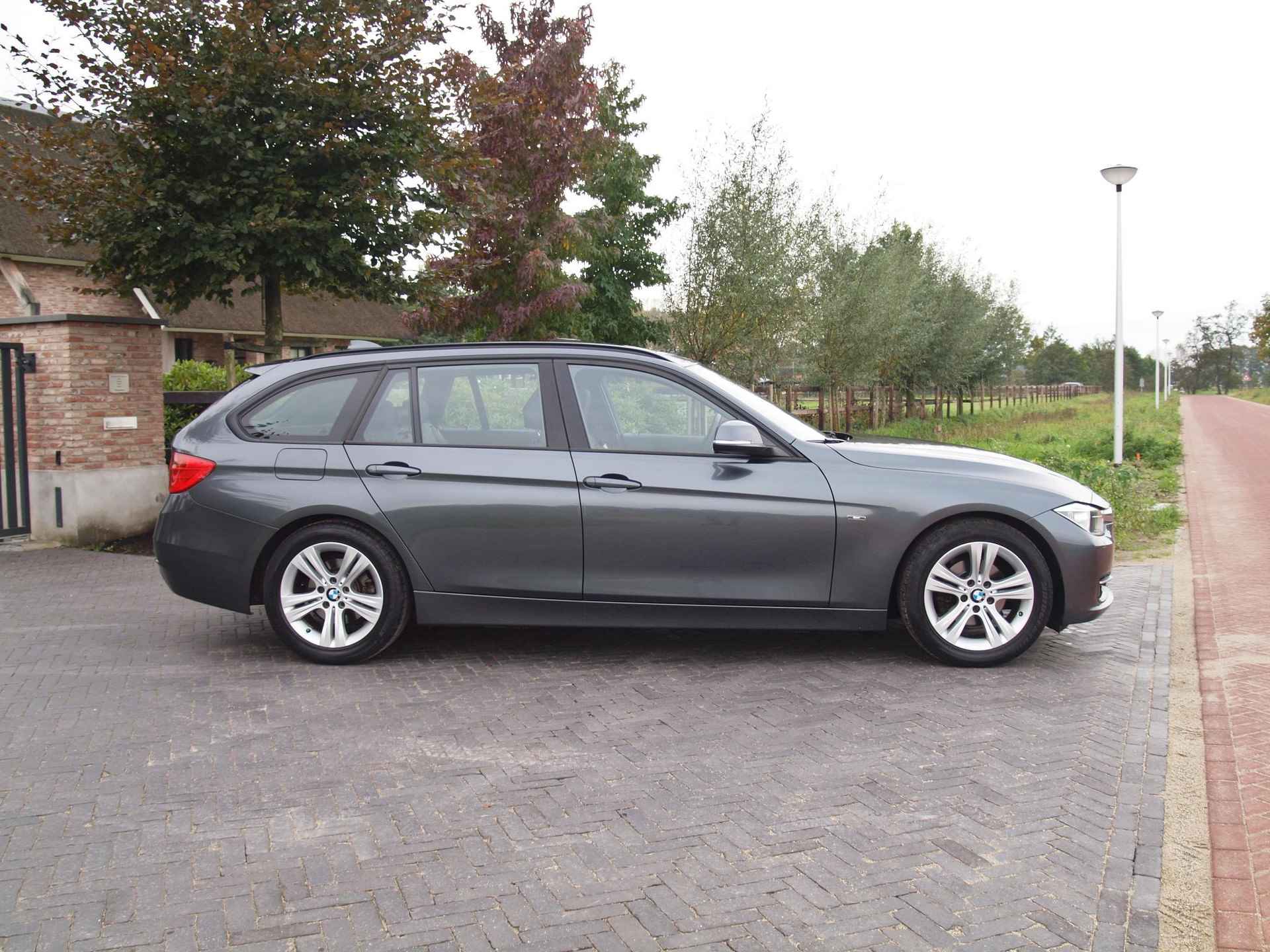 BMW 3-serie Touring 320i Upgrade Edition | 66.000 KM | Harman Kardon | Panoramadak | Trekhaak | Automaat | Lederen Bekleding | - 11/31