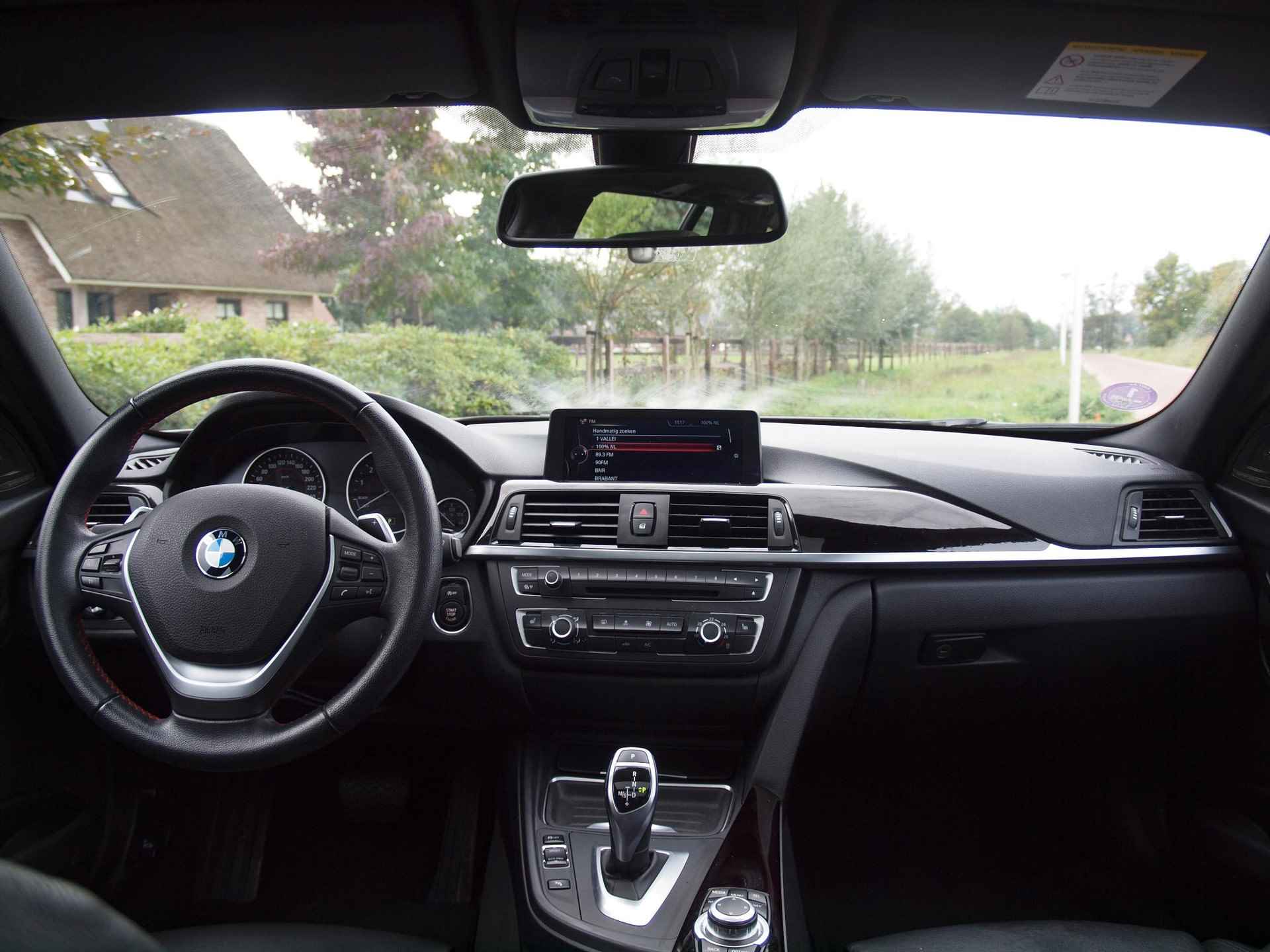 BMW 3-serie Touring 320i Upgrade Edition | 66.000 KM | Harman Kardon | Panoramadak | Trekhaak | Automaat | Lederen Bekleding | - 16/31