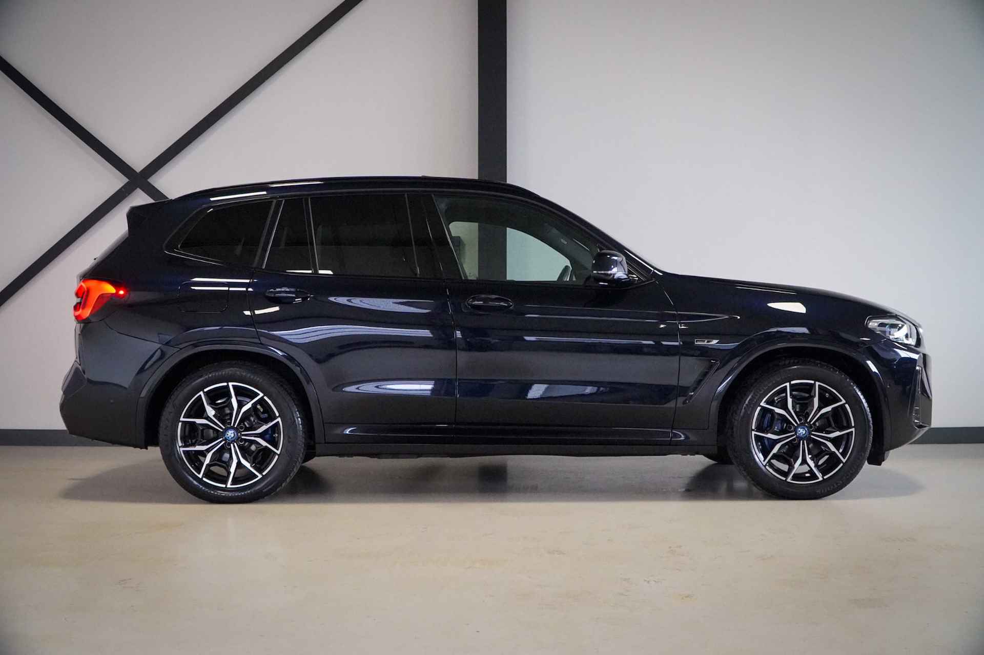 BMW X3 xDrive30e Business Edition Plus M-Sport int. 292 PK Carbonschwarz | Open dak | HUD | Camera | Elekt.haak | Leder | Full LED | Zeer netjes - 4/28