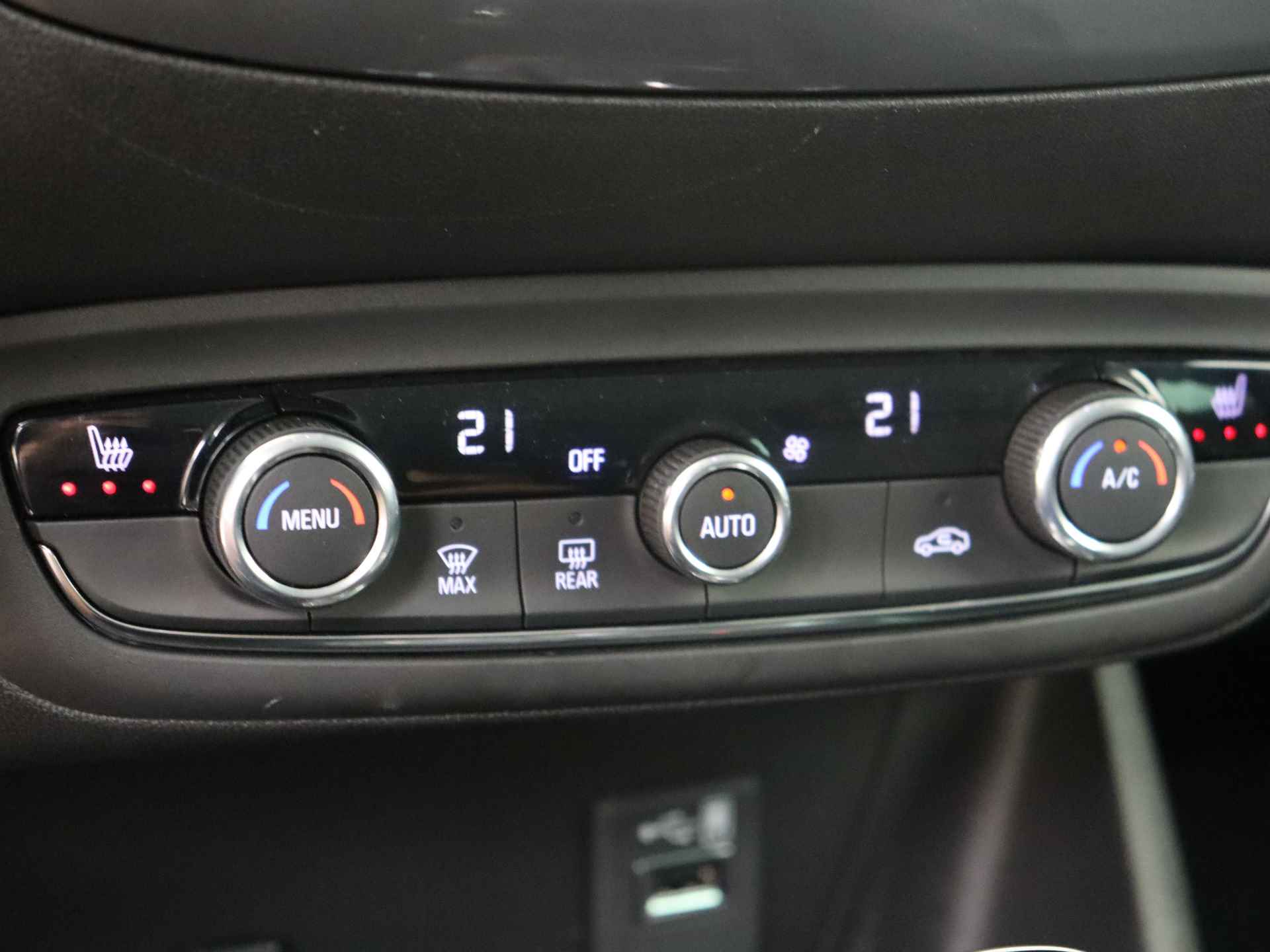 Opel Crossland 1.2 Turbo Elegance | 130PK | Navigatie | Camera | Stuur en Stoelverwarming | AGR | | Beschikbaarheid in overleg | Wordt nog mee gereden | - 10/35