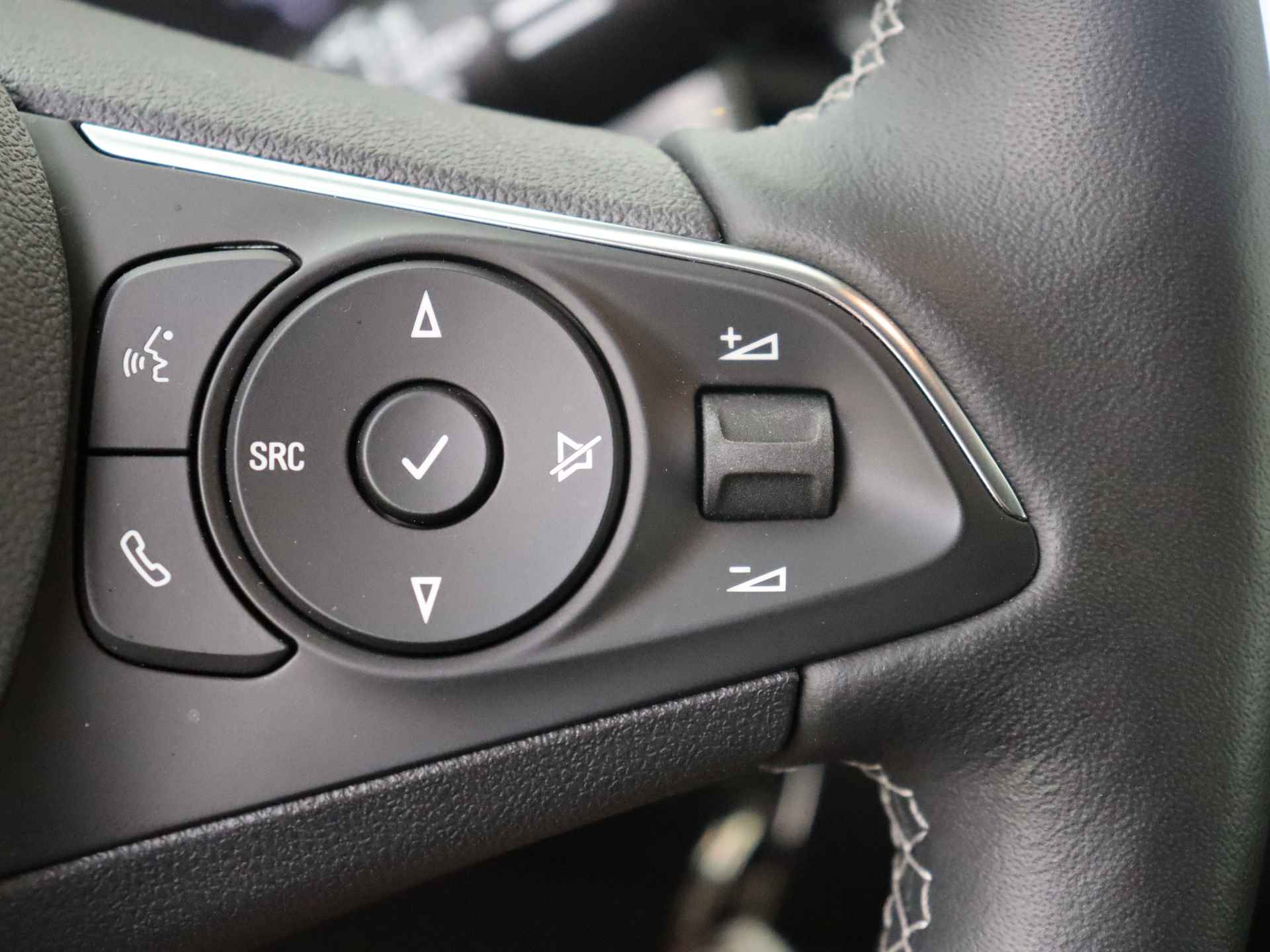 Opel Crossland 1.2 Turbo Elegance | 130PK | Navigatie | Camera | Stuur en Stoelverwarming | AGR | | Beschikbaarheid in overleg | Wordt nog mee gereden | - 18/35