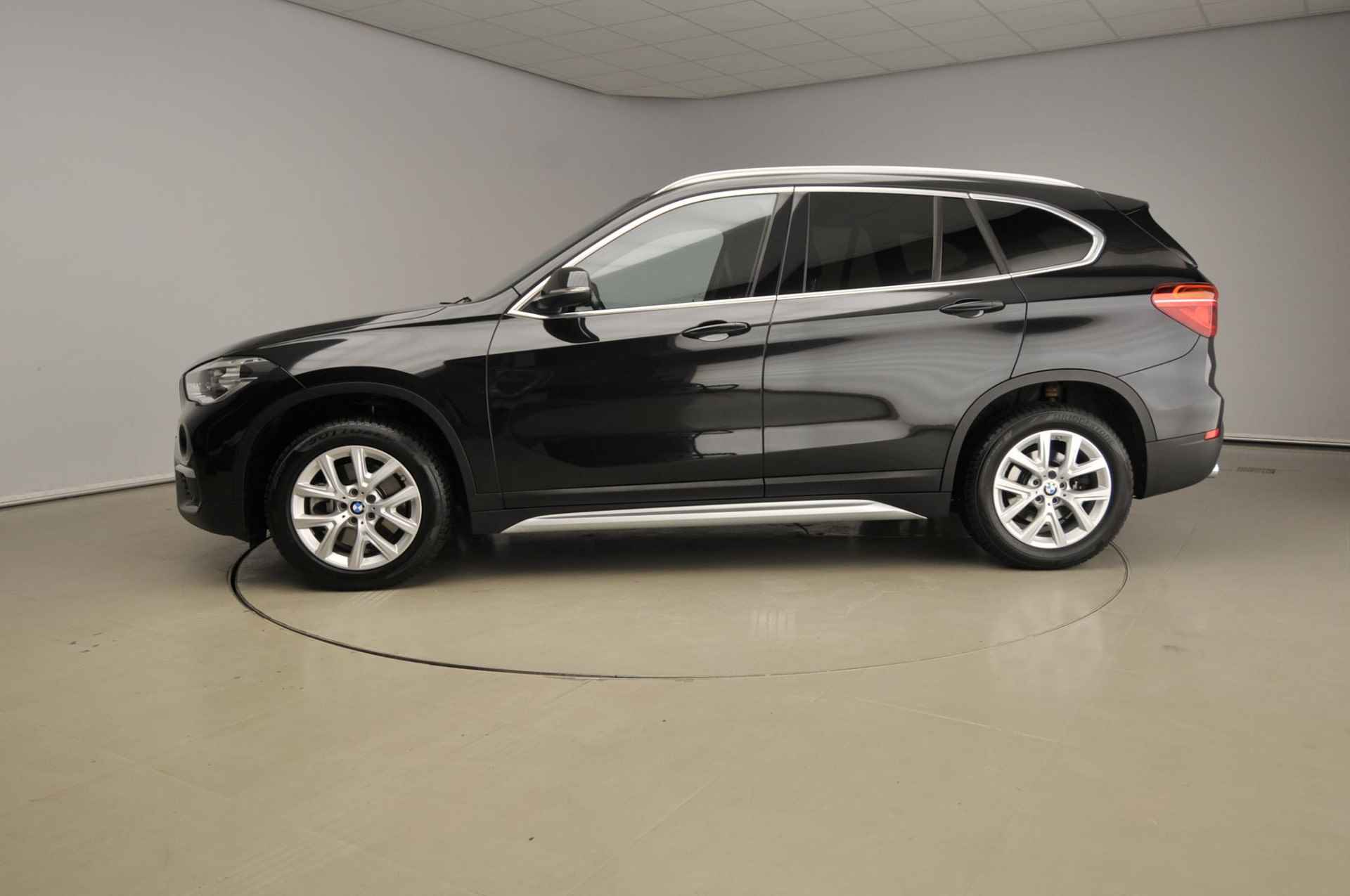 BMW X1 sDrive20i | LED | Leder | HUD | Trekhaak | Sportstoelen | Chrome line | Stoelverwarming | Alu 18 inch - 3/39