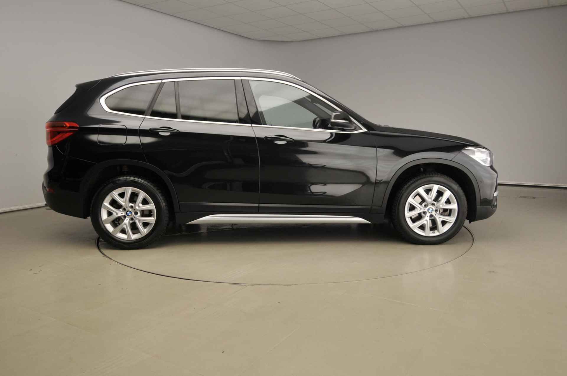 BMW X1 sDrive20i | LED | Leder | HUD | Trekhaak | Sportstoelen | Chrome line | Stoelverwarming | Alu 18 inch - 5/39