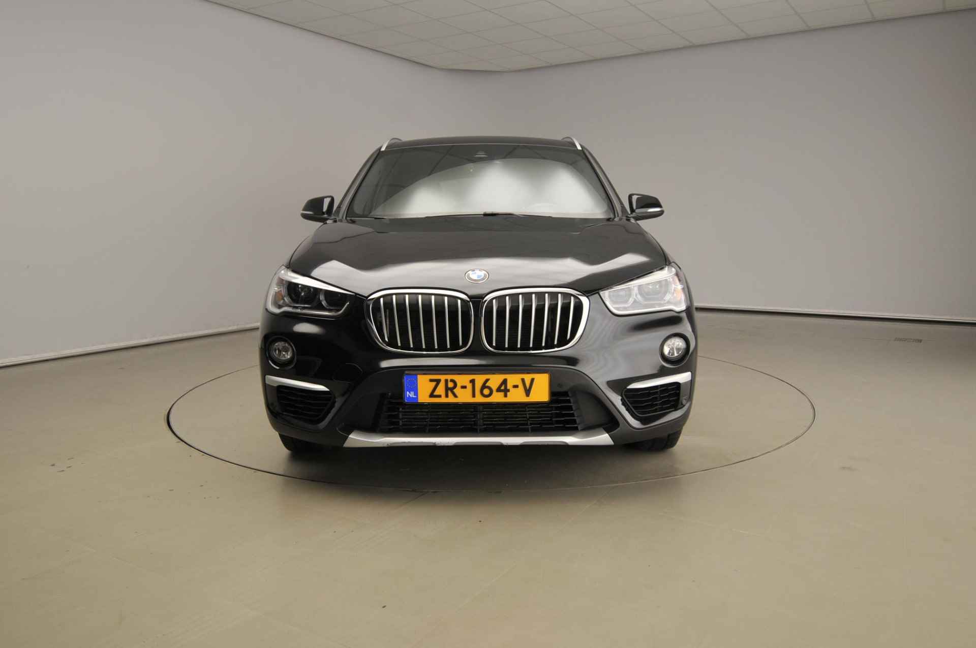 BMW X1 sDrive20i | LED | Leder | HUD | Trekhaak | Sportstoelen | Chrome line | Stoelverwarming | Alu 18 inch - 6/39