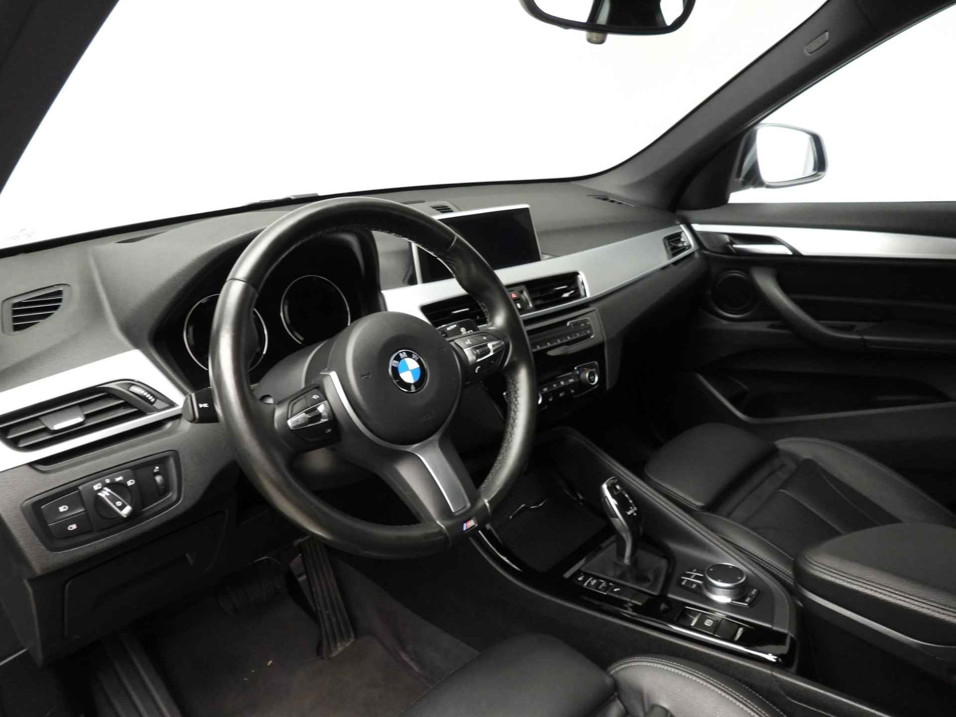 BMW X1 sDrive20i | LED | Leder | HUD | Trekhaak | Sportstoelen | Chrome line | Stoelverwarming | Alu 18 inch - 7/39