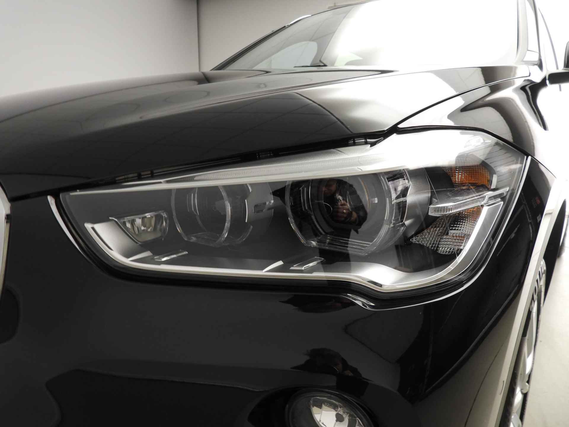 BMW X1 sDrive20i | LED | Leder | HUD | Trekhaak | Sportstoelen | Chrome line | Stoelverwarming | Alu 18 inch - 37/39