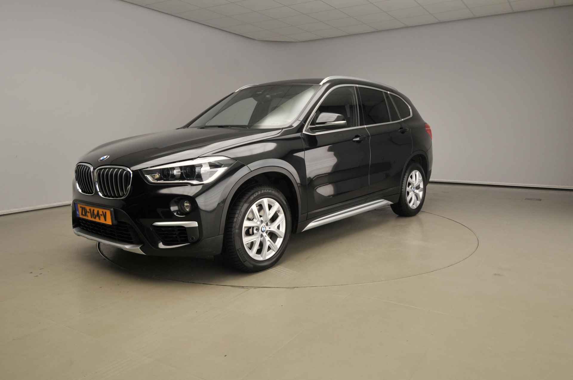 BMW X1 sDrive20i | LED | Leder | HUD | Trekhaak | Sportstoelen | Chrome line | Stoelverwarming | Alu 18 inch - 39/39