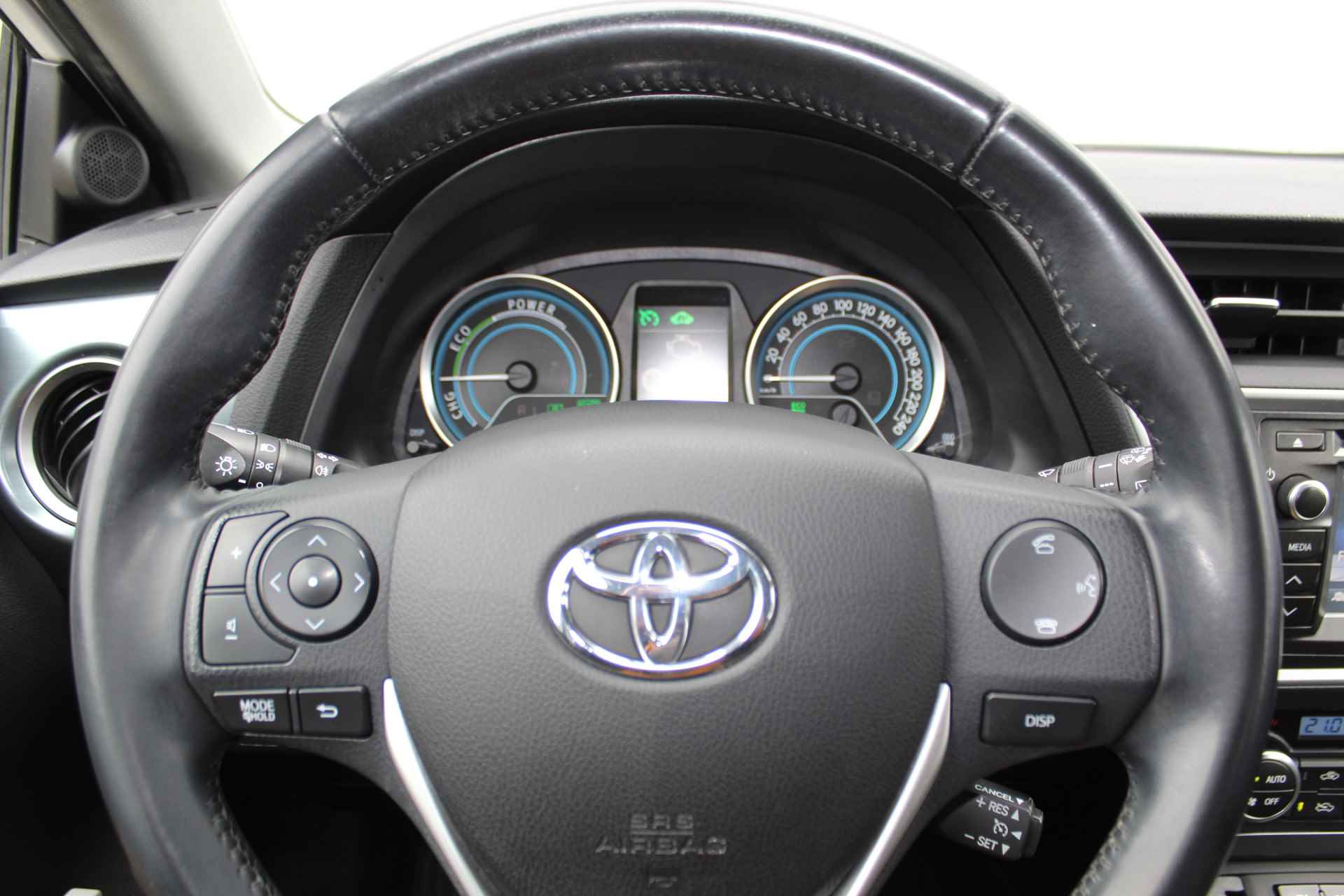 Toyota Auris 1.8-100pk Hybrid 'Aspiration' AUTOMAAT ! Het is zuinig rijden met deze Toyota Auris hybride ! Volautomatische airco, cruise control, telefoonvoorb., camera, Isofix, LM wielen etc. - 16/48