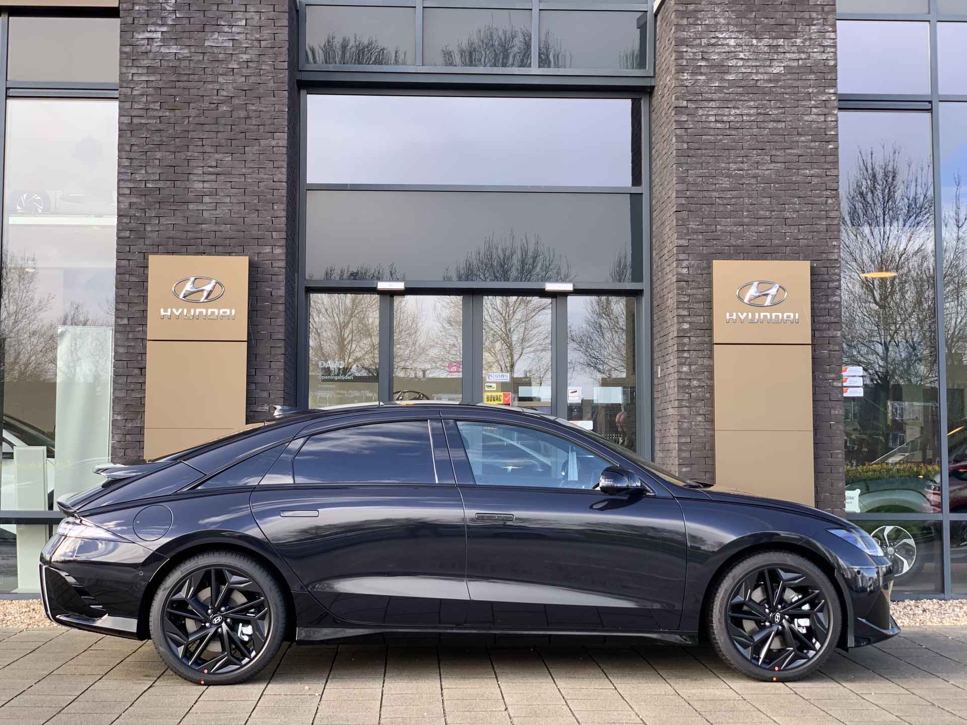 Hyundai IONIQ 6 First Edition AWD 77 kWh met Panoramisch schuifdak, 20 inch Lichtmetalen velgen en 4 Wheel Drive Direct leverbaar! - 21/36