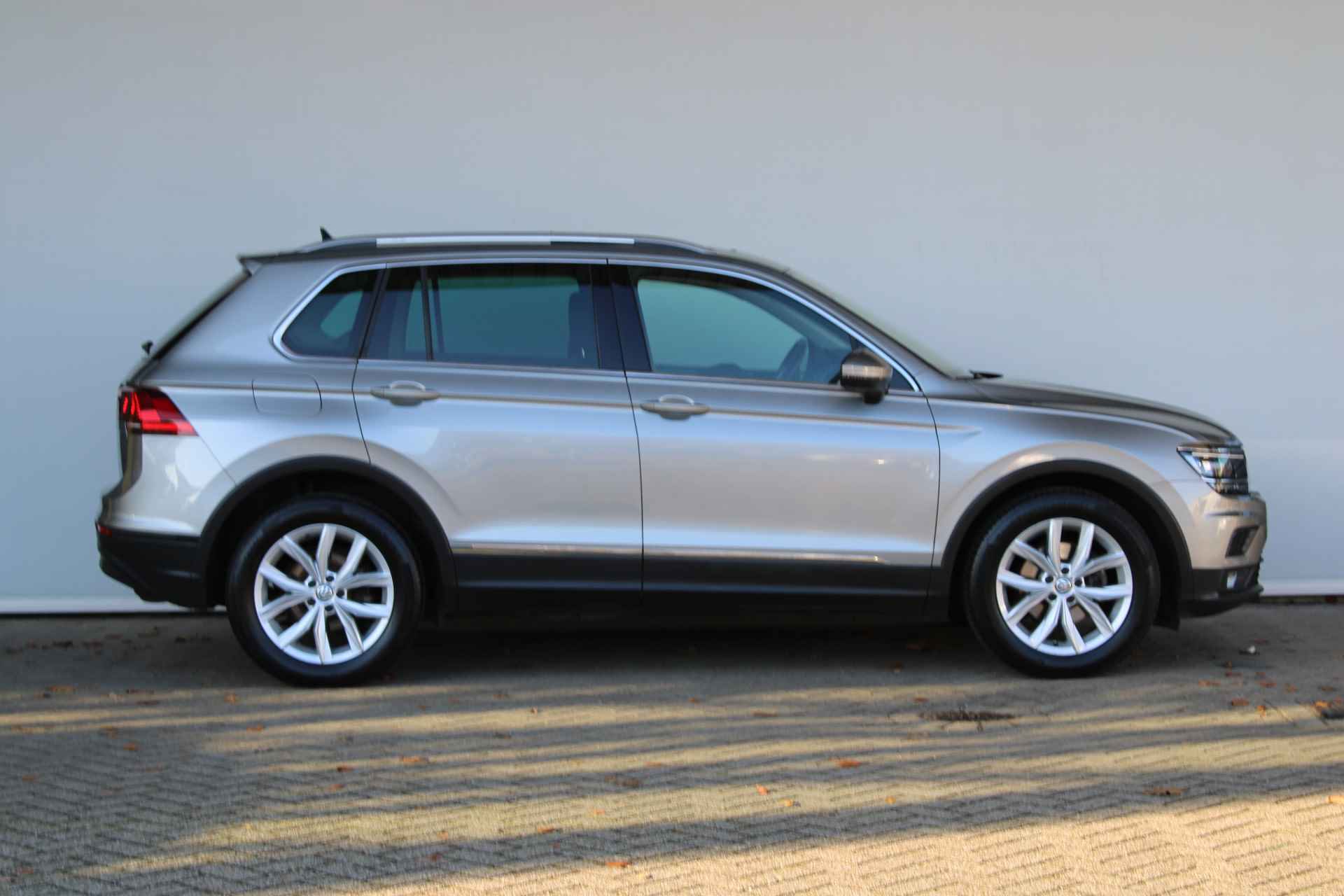 Volkswagen Tiguan 1.5 TSI Comfortline Business PANO/LEDER/ LED / ADAPTIEF/18INCH/NAVI/KEYLESS/WINTERPAKKET - 9/41