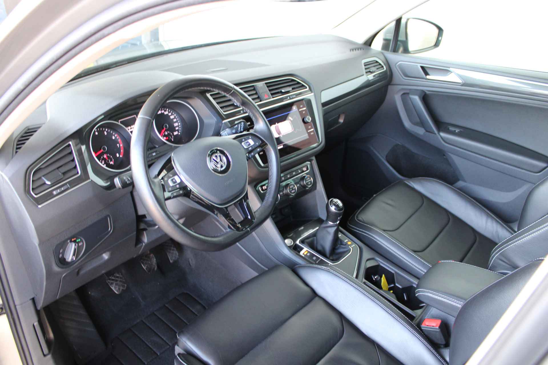 Volkswagen Tiguan 1.5 TSI Comfortline Business PANO/LEDER/ LED / ADAPTIEF/18INCH/NAVI/KEYLESS/WINTERPAKKET - 13/41