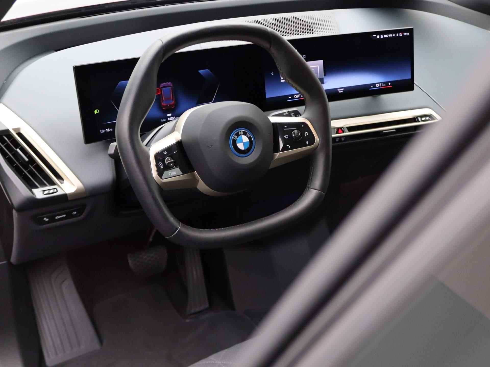 BMW iX xDrive40 High Executive | Sportpakket | Personal CoPilot Pack | Comfort Access | Trekhaak | Panorama-Glasdak Sky Lounge | Driving Assistant Professional | Parking Assistant Professional | Harman Kardon | 22'' - 8/24