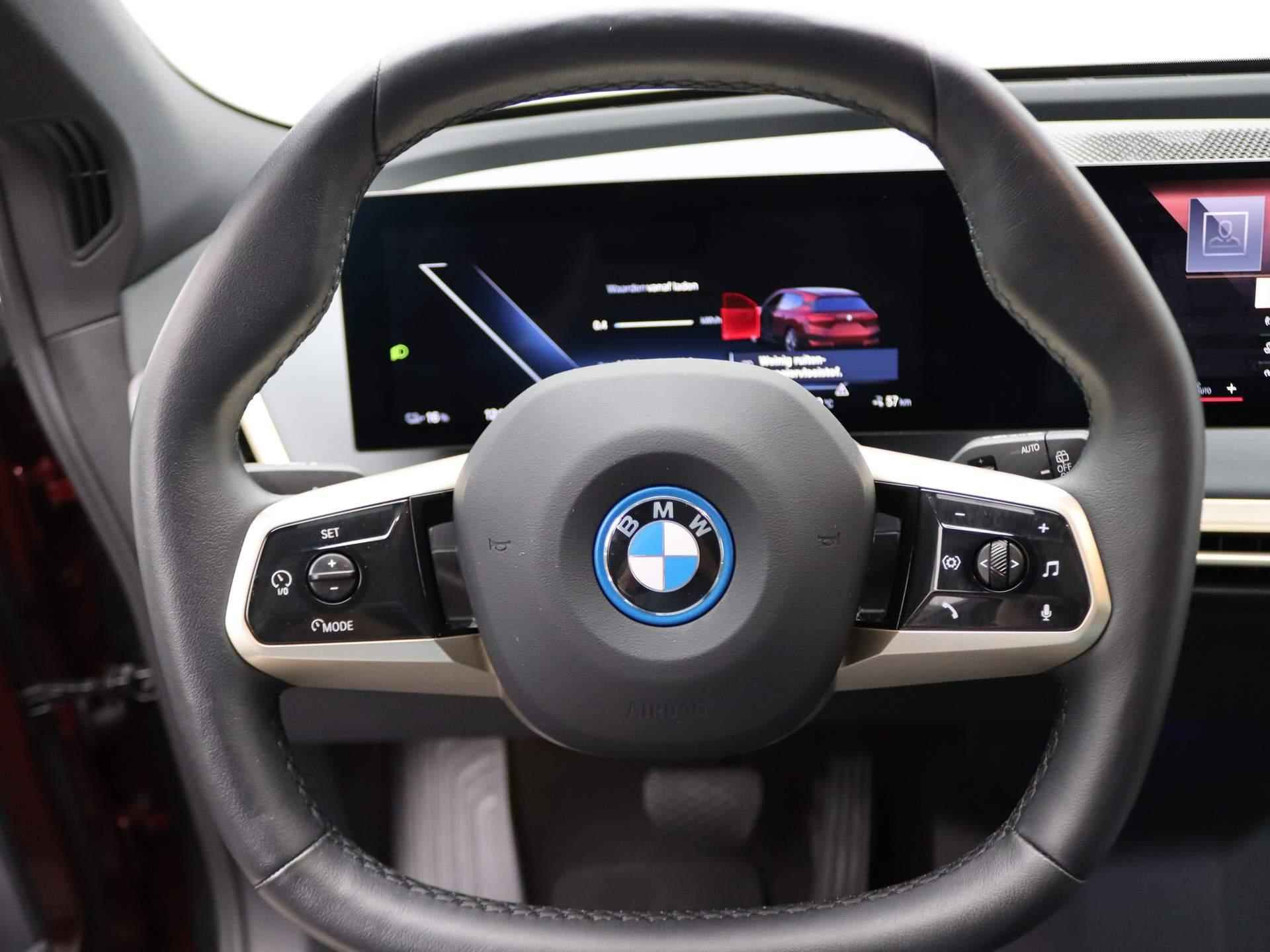 BMW iX xDrive40 High Executive | Sportpakket | Personal CoPilot Pack | Comfort Access | Trekhaak | Panorama-Glasdak Sky Lounge | Driving Assistant Professional | Parking Assistant Professional | Harman Kardon | 22'' - 16/24