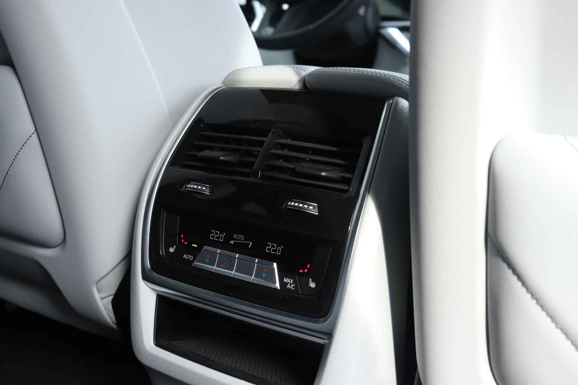 BMW XM | High Executive | Driving Assistant Professional | Bowers & Wilkins | M Driver's Pack | Stoelventilatie | Soft-Close | Comfort Access | 23''LMV - 13/46