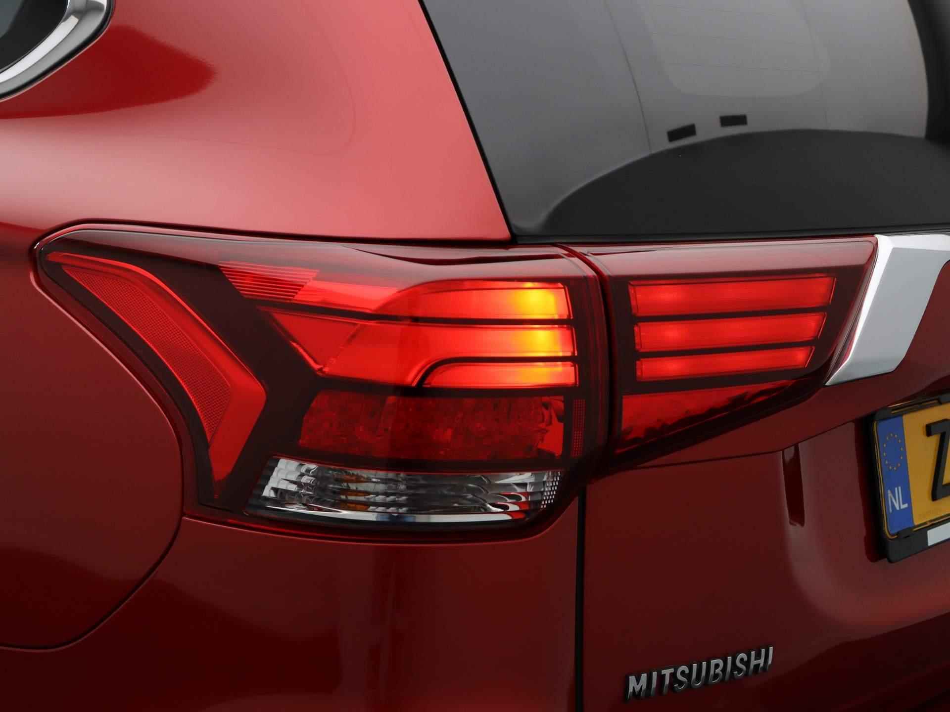 Mitsubishi Outlander 2.4 PHEV Instyle | Achteruitrijcamera | Parkeersensoren rondom | Stoelverwarming | Climate control | - 44/54