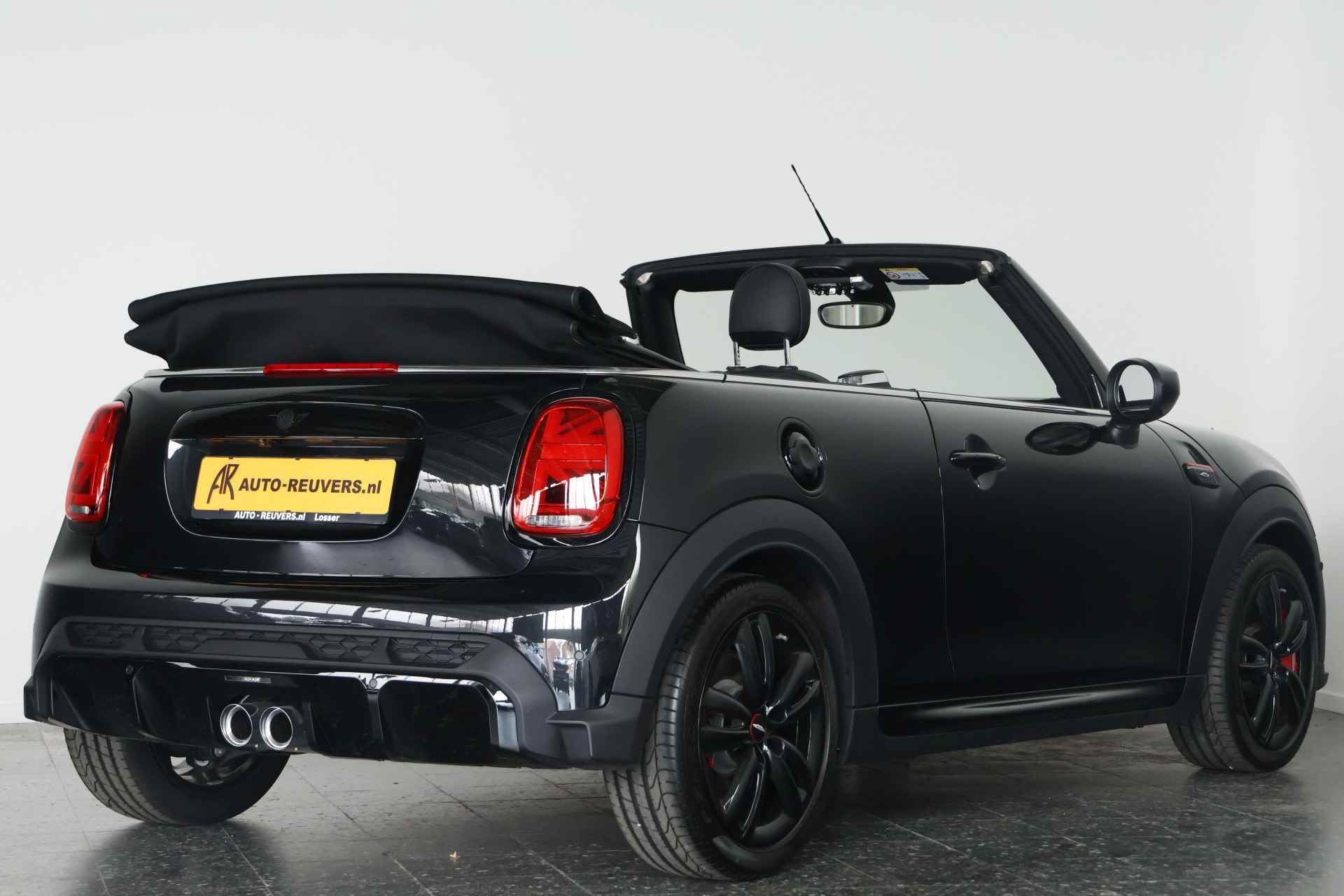 MINI Cabrio 2.0 John Cooper Works JCW Pack 232 pK  Navi / Carplay / Leder / Automaat / ACC / LED - 2/39