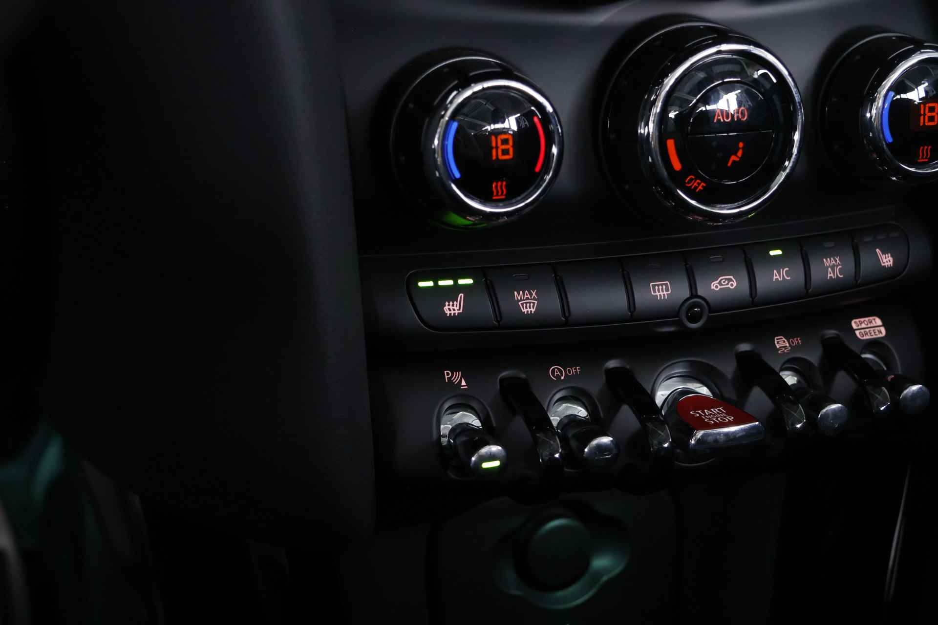 MINI Cabrio 2.0 John Cooper Works JCW Pack 232 pK  Navi / Carplay / Leder / Automaat / ACC / LED - 29/39