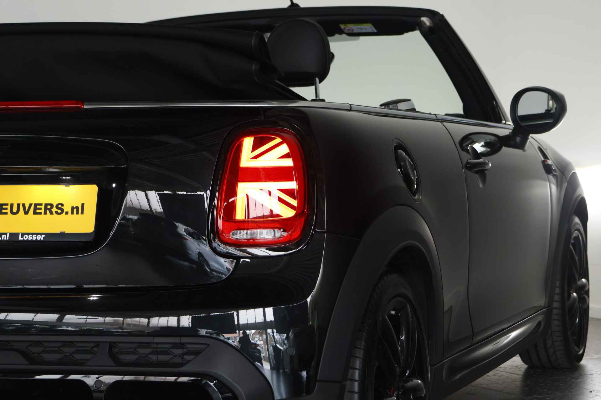 MINI Cabrio 2.0 John Cooper Works JCW Pack 232 pK  Navi / Carplay / Leder / Automaat / ACC / LED - 33/39