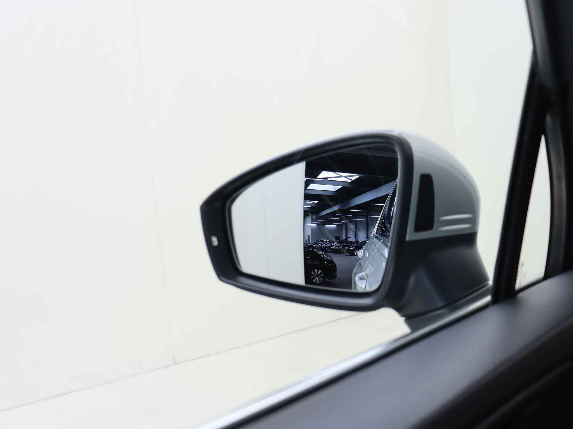 Volkswagen Tiguan 1.4 TSI eHybrid Business Automaat | Panorama dak | Navigatie | Climate Control - 27/40